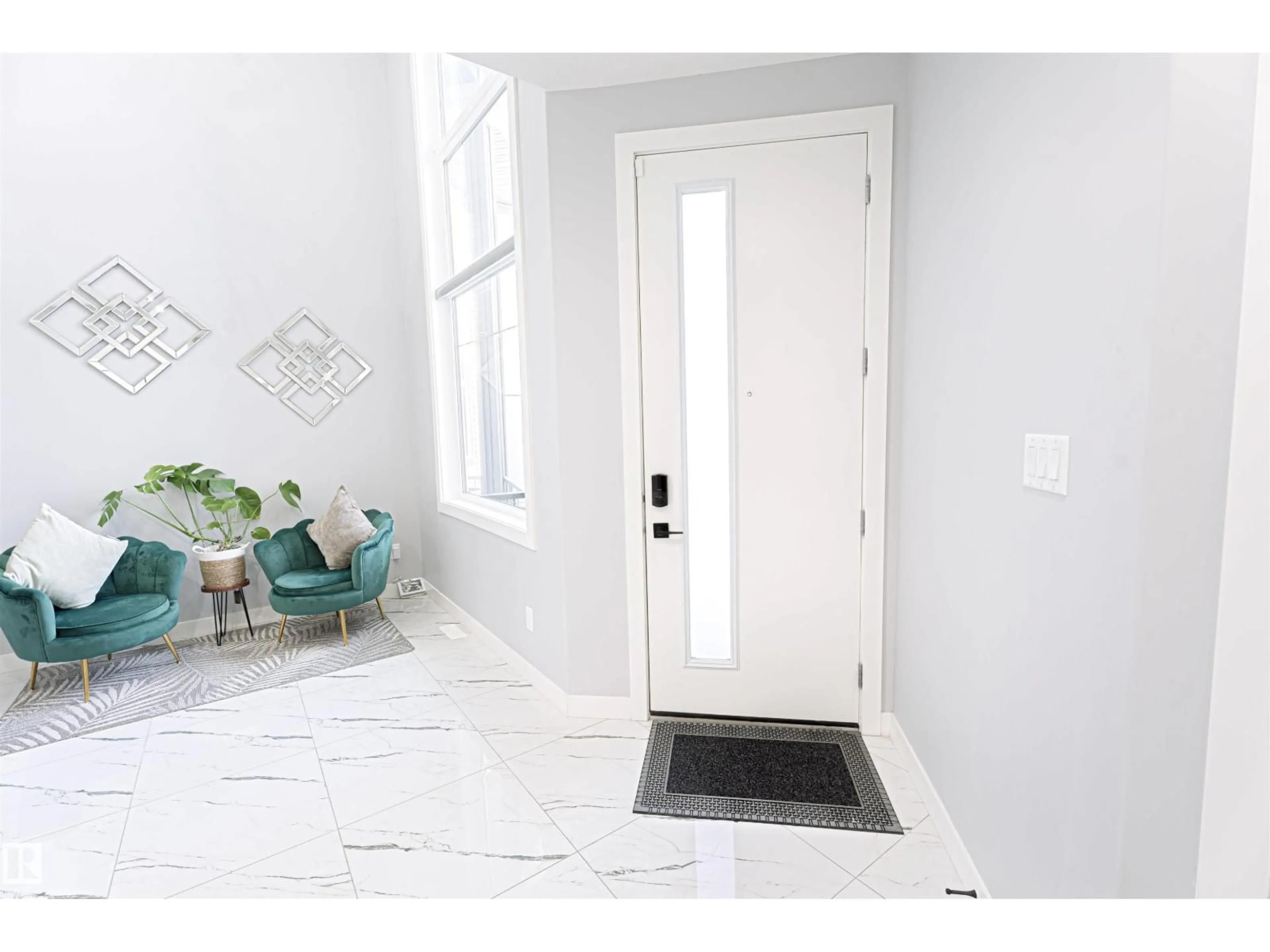 Indoor entryway for 1524 17 AV, Edmonton Alberta T6T2R9