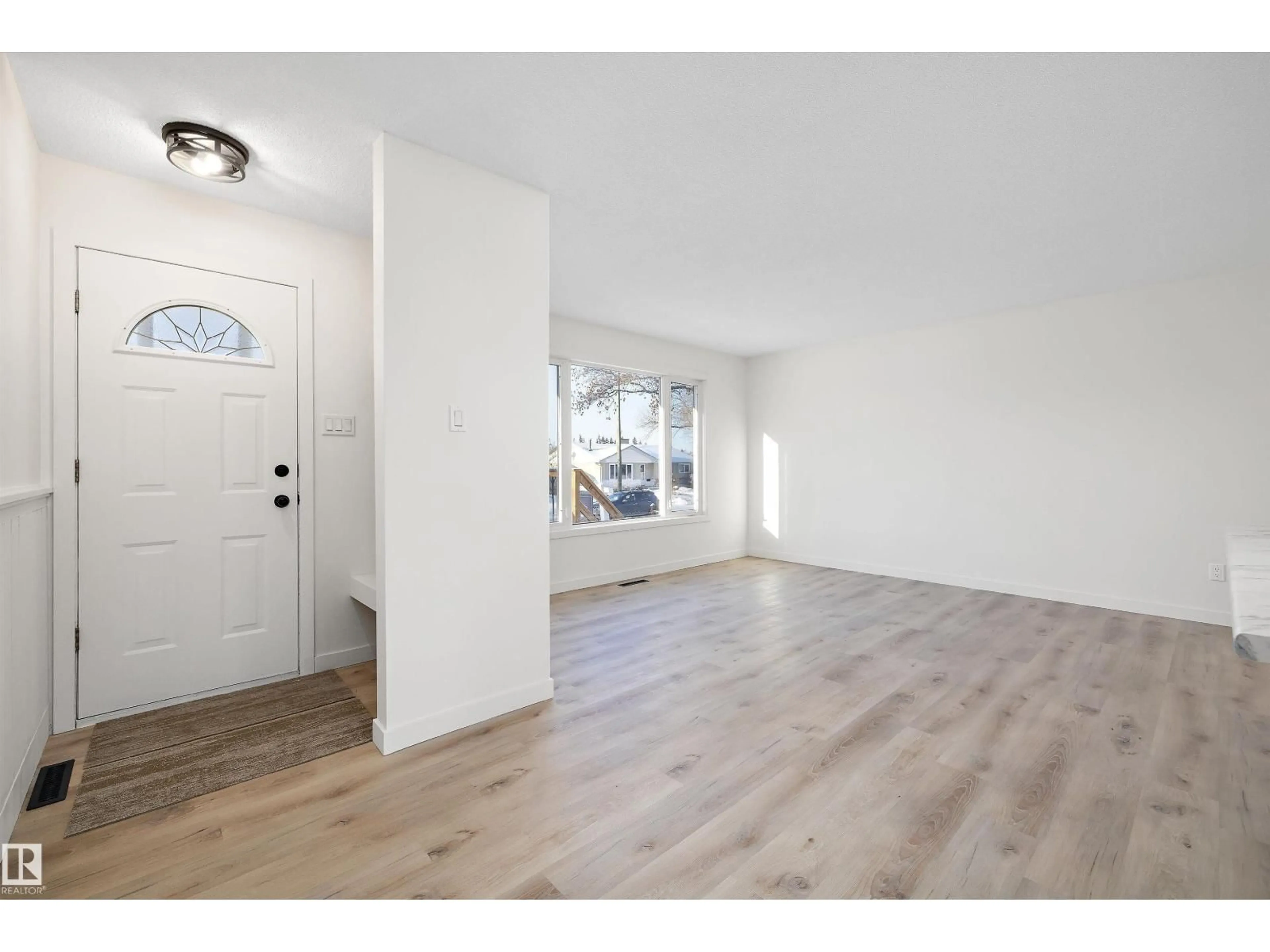 Indoor entryway for 49 SHERIDAN DR, St. Albert Alberta T8N1N1