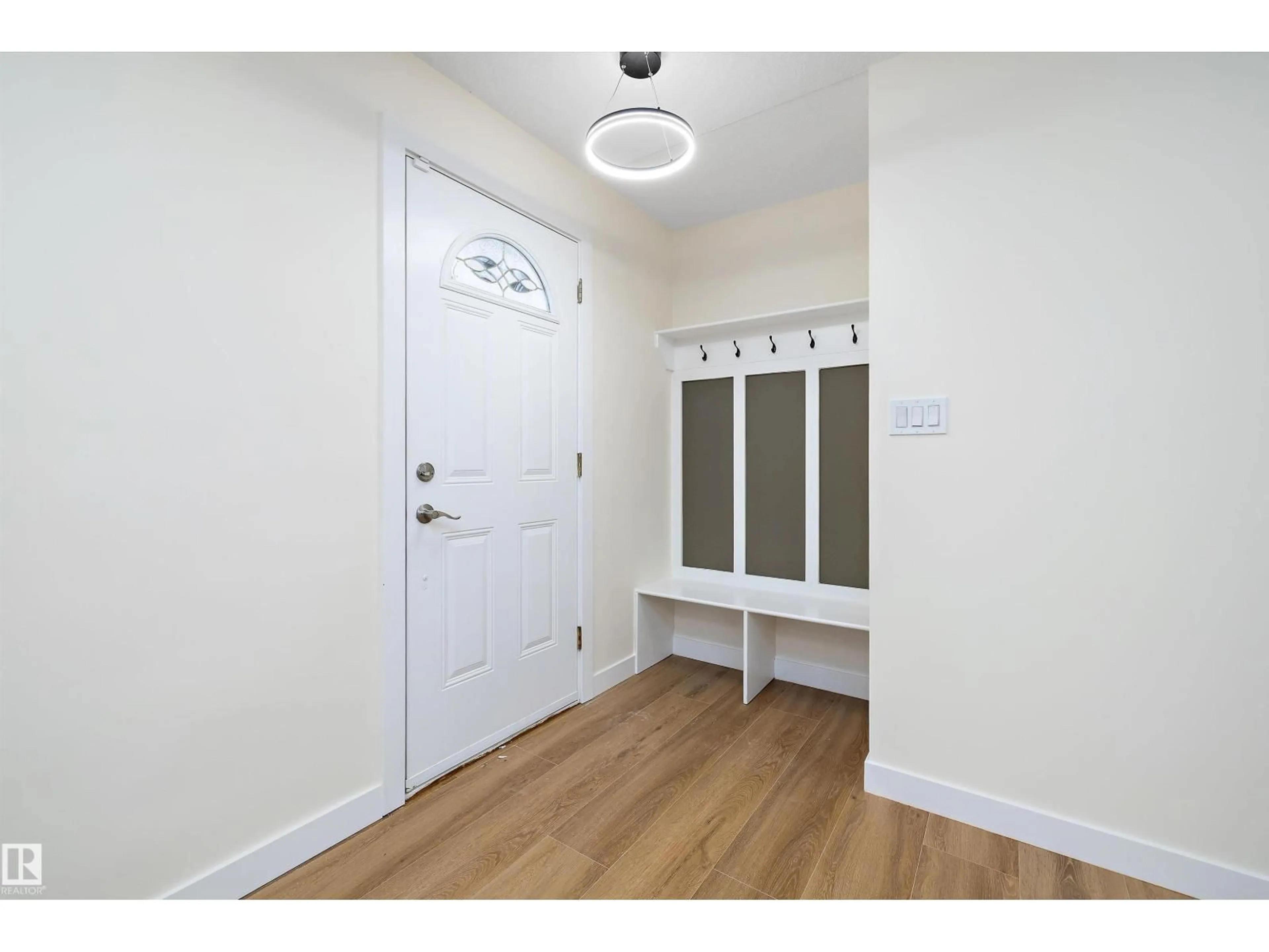 Indoor entryway for 13519 109 ST, Edmonton Alberta T6E4Y6