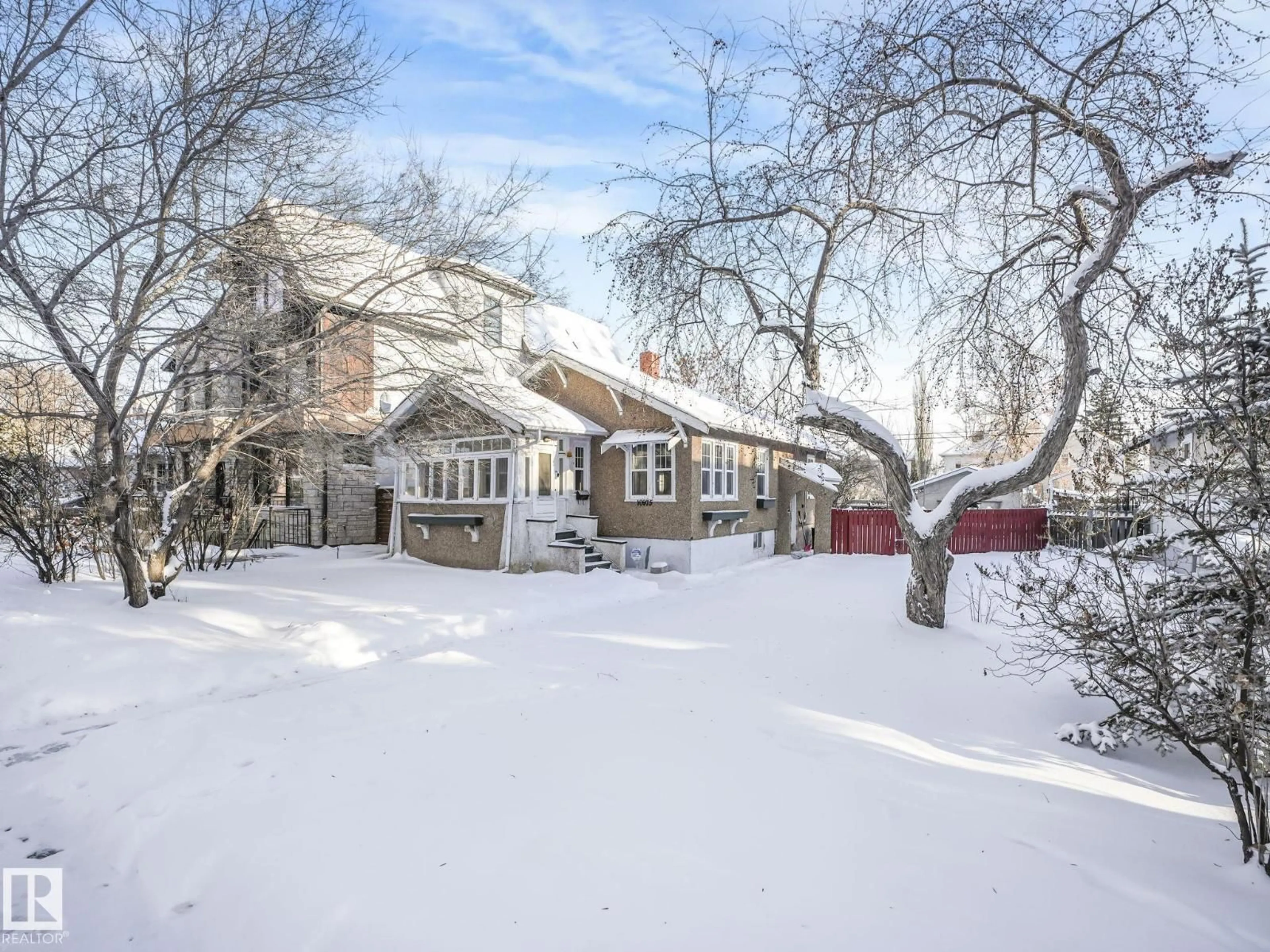 A pic from outside/outdoor area/front of a property/back of a property/a pic from drone, street for 10975 123 ST, Edmonton Alberta T5M0E1