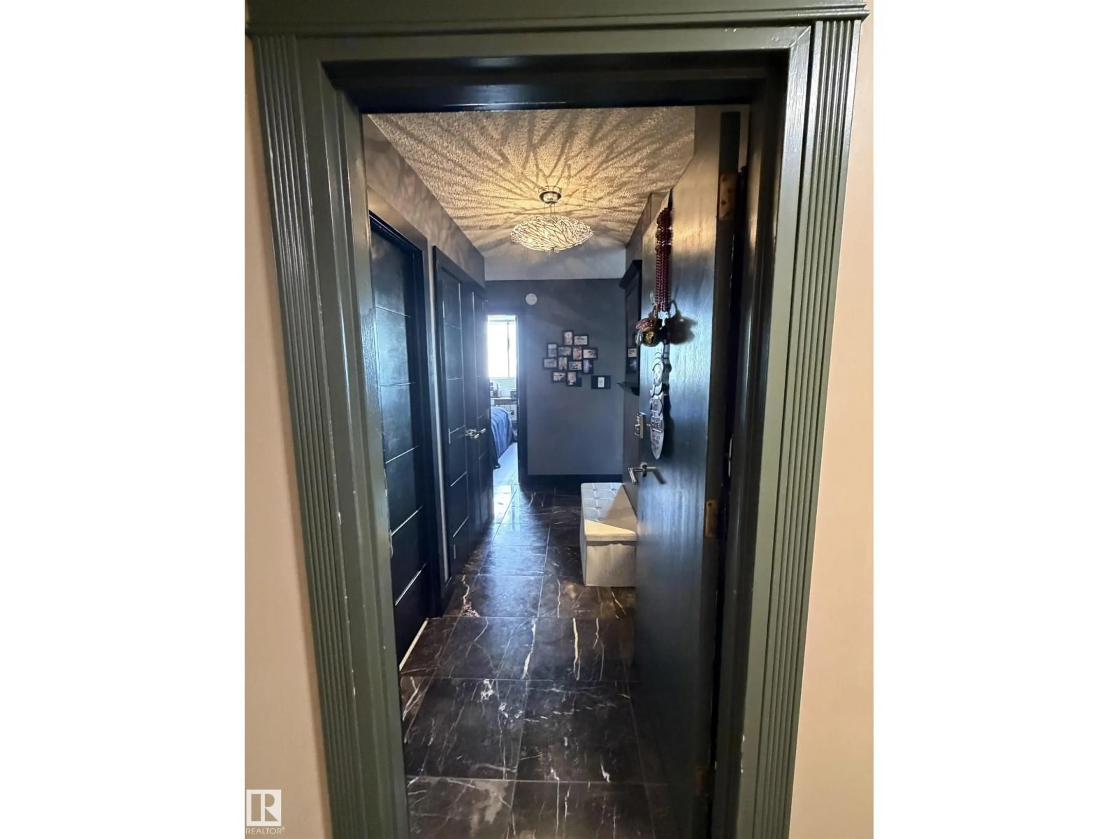 Indoor entryway for 1314 STONY PLAIN RD, Edmonton Alberta T5N3R2