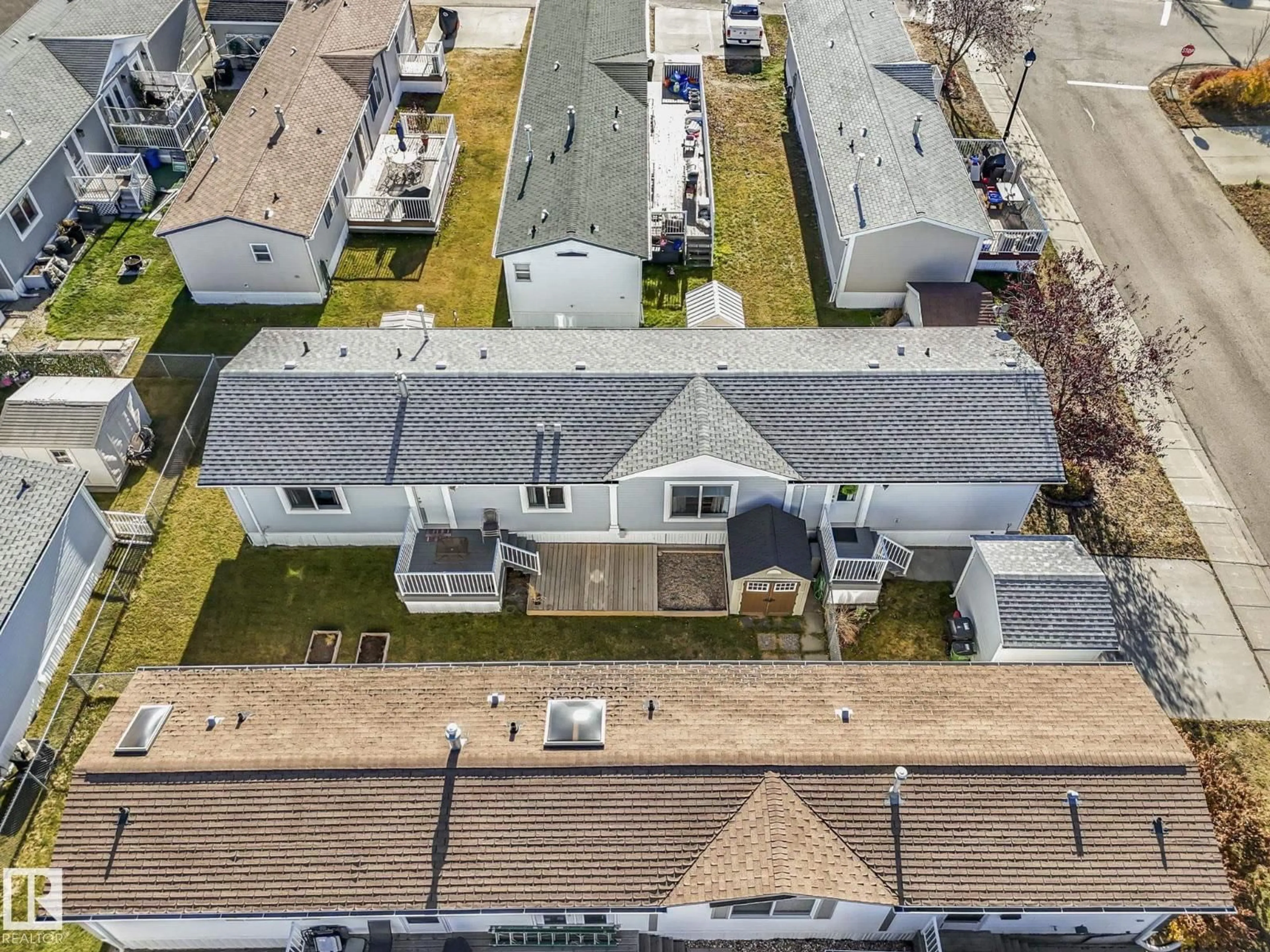 A pic from outside/outdoor area/front of a property/back of a property/a pic from drone, street for 407 OAK WOOD CR, Edmonton Alberta T6P0B3