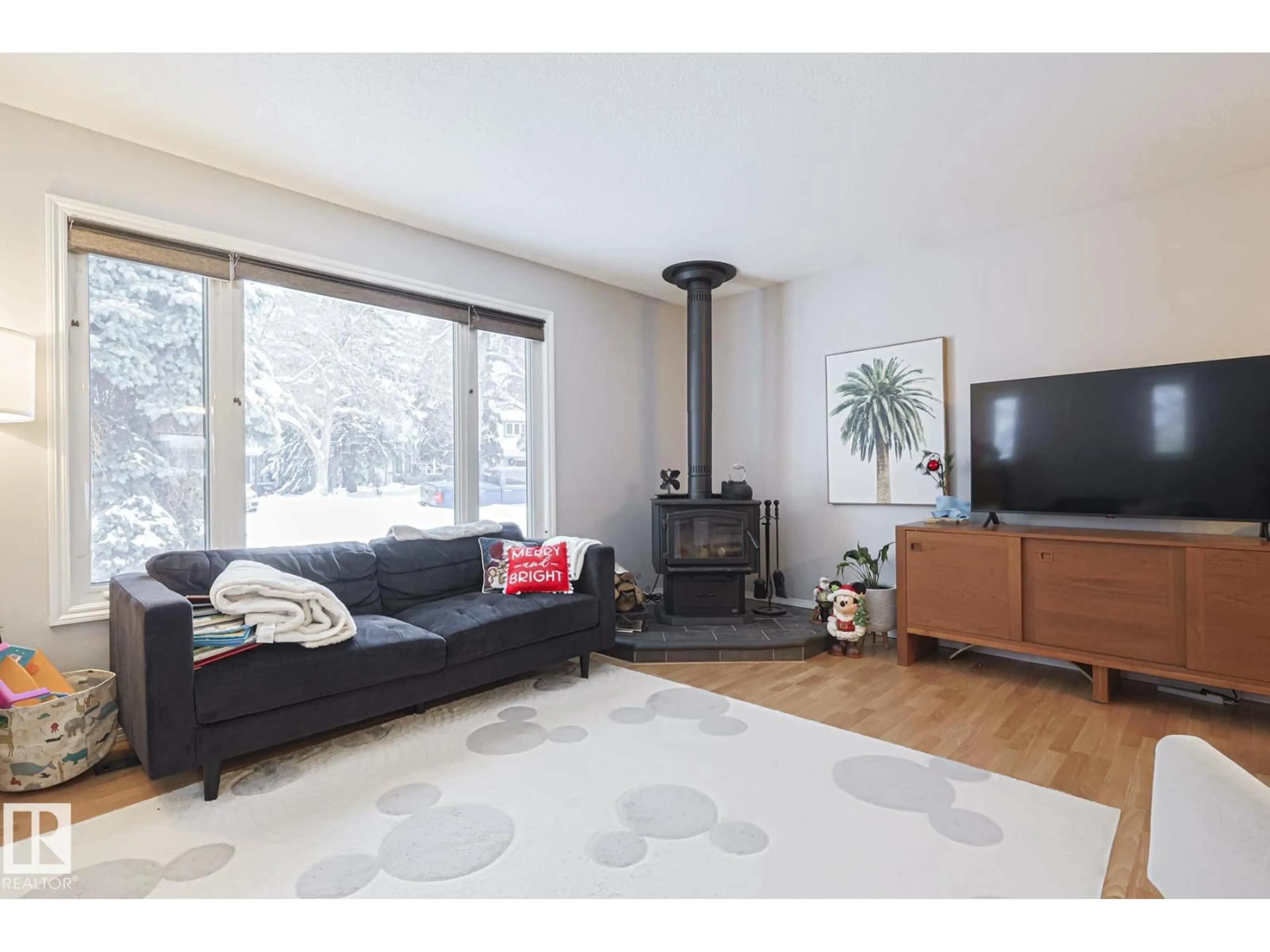 Living room with furniture, wood/laminate floor for 60 BELLEVUE CR, St. Albert Alberta T8N0A6