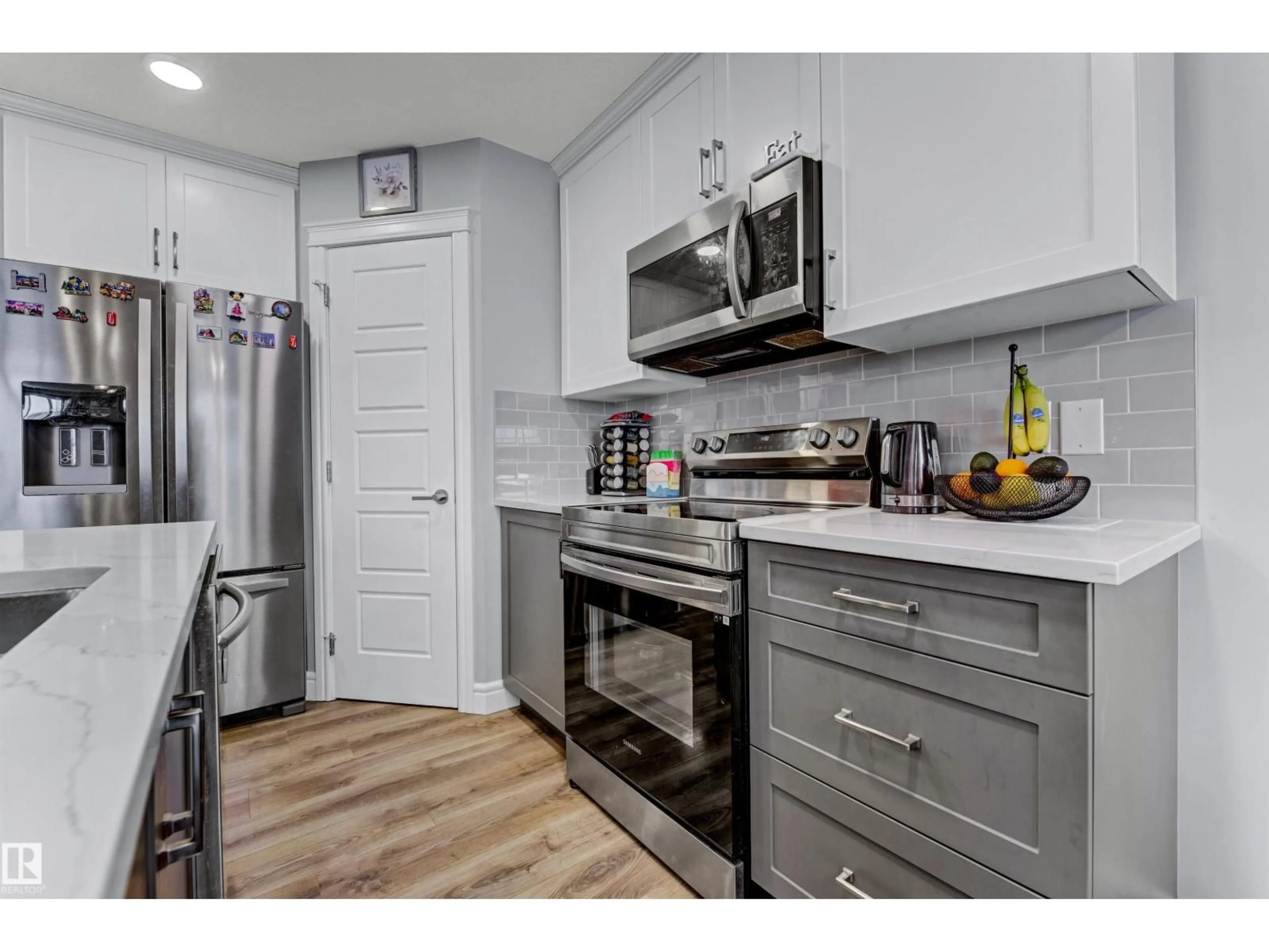 Standard kitchen, unknown for 7637 KORULUK PL, Edmonton Alberta T6W4R7