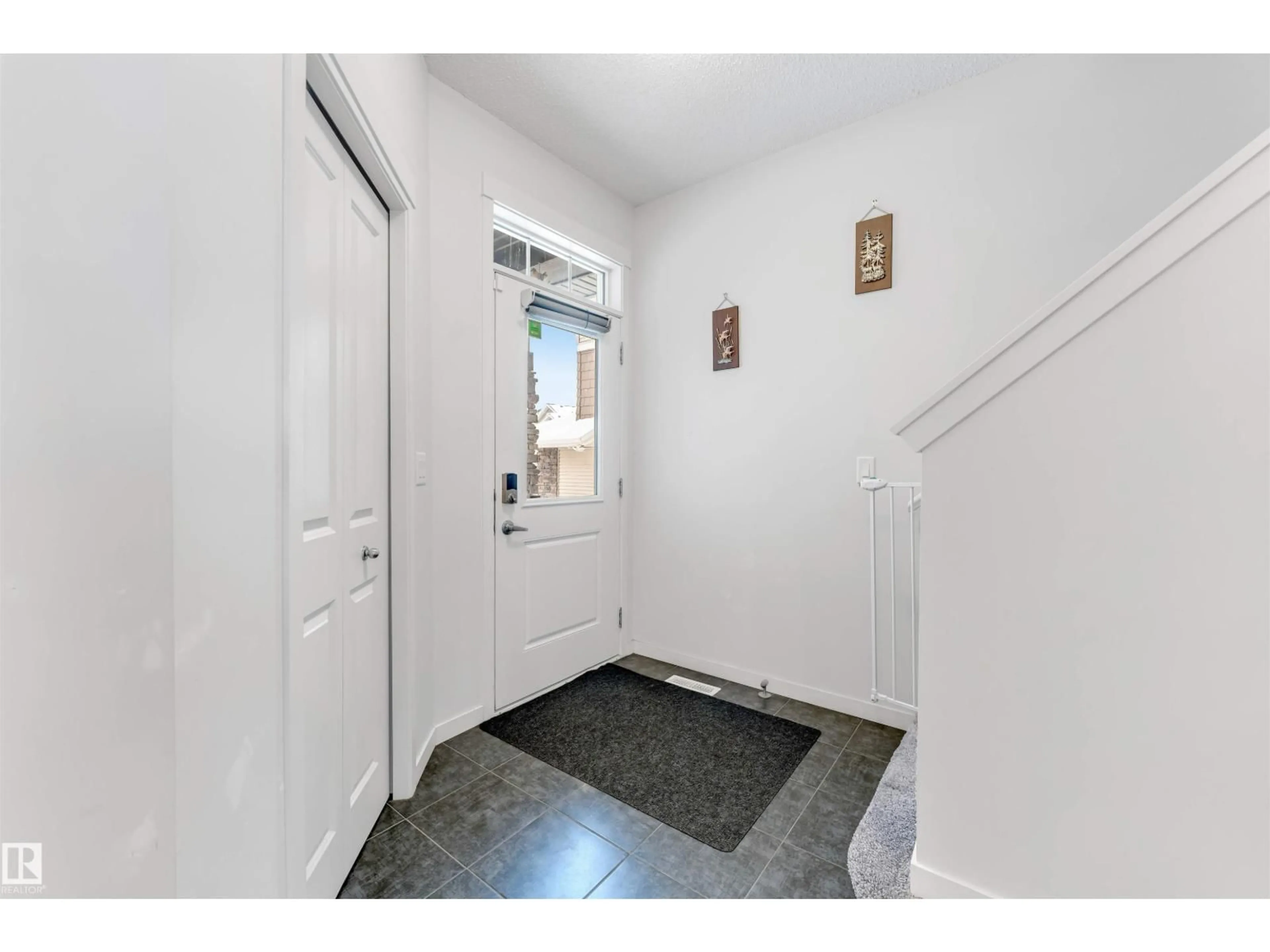 Indoor entryway for 933 MCCONACHIE BV, Edmonton Alberta T5Y3X5