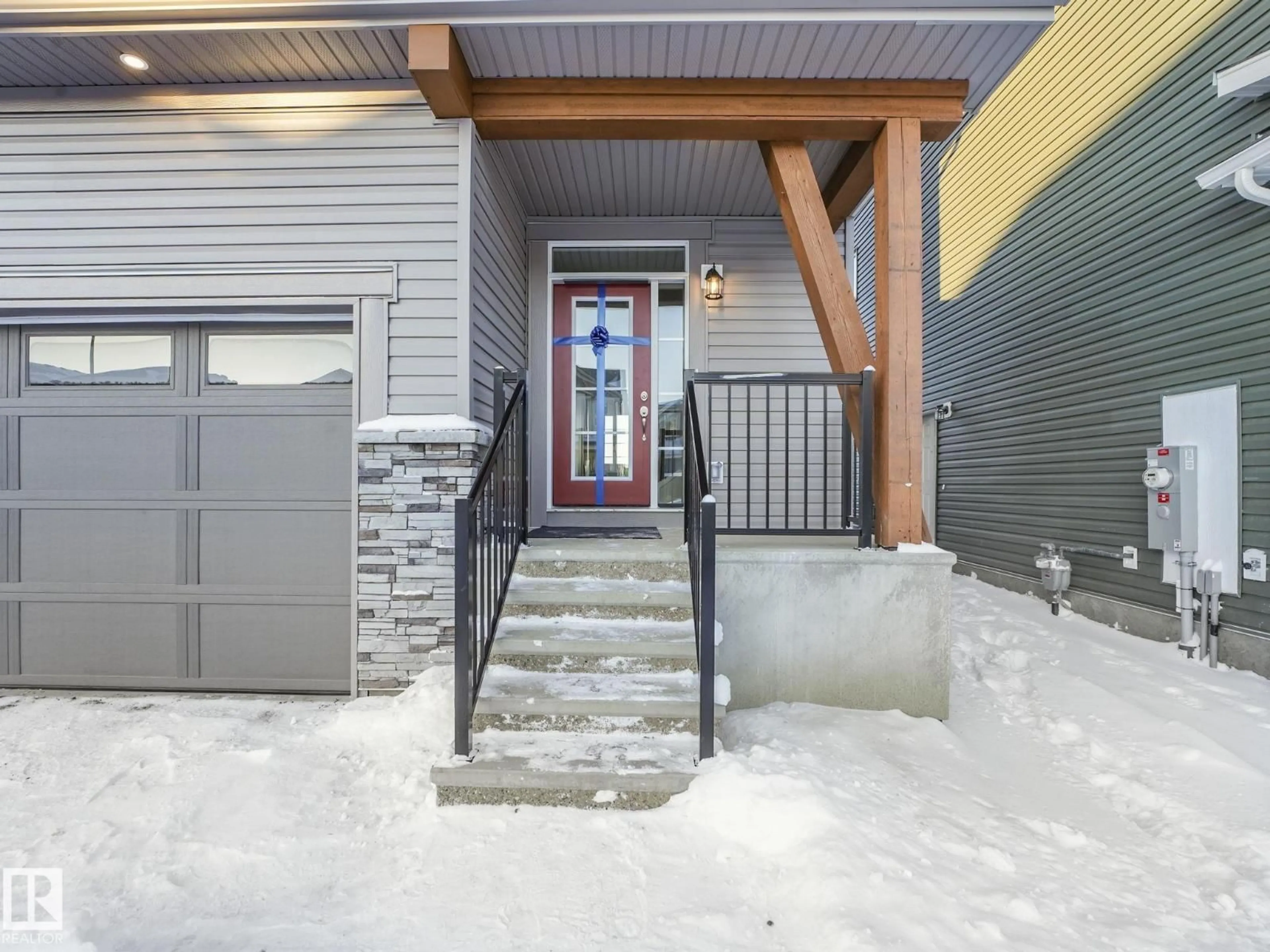 Indoor entryway for 20506 16A AV, Edmonton Alberta T6M3E5