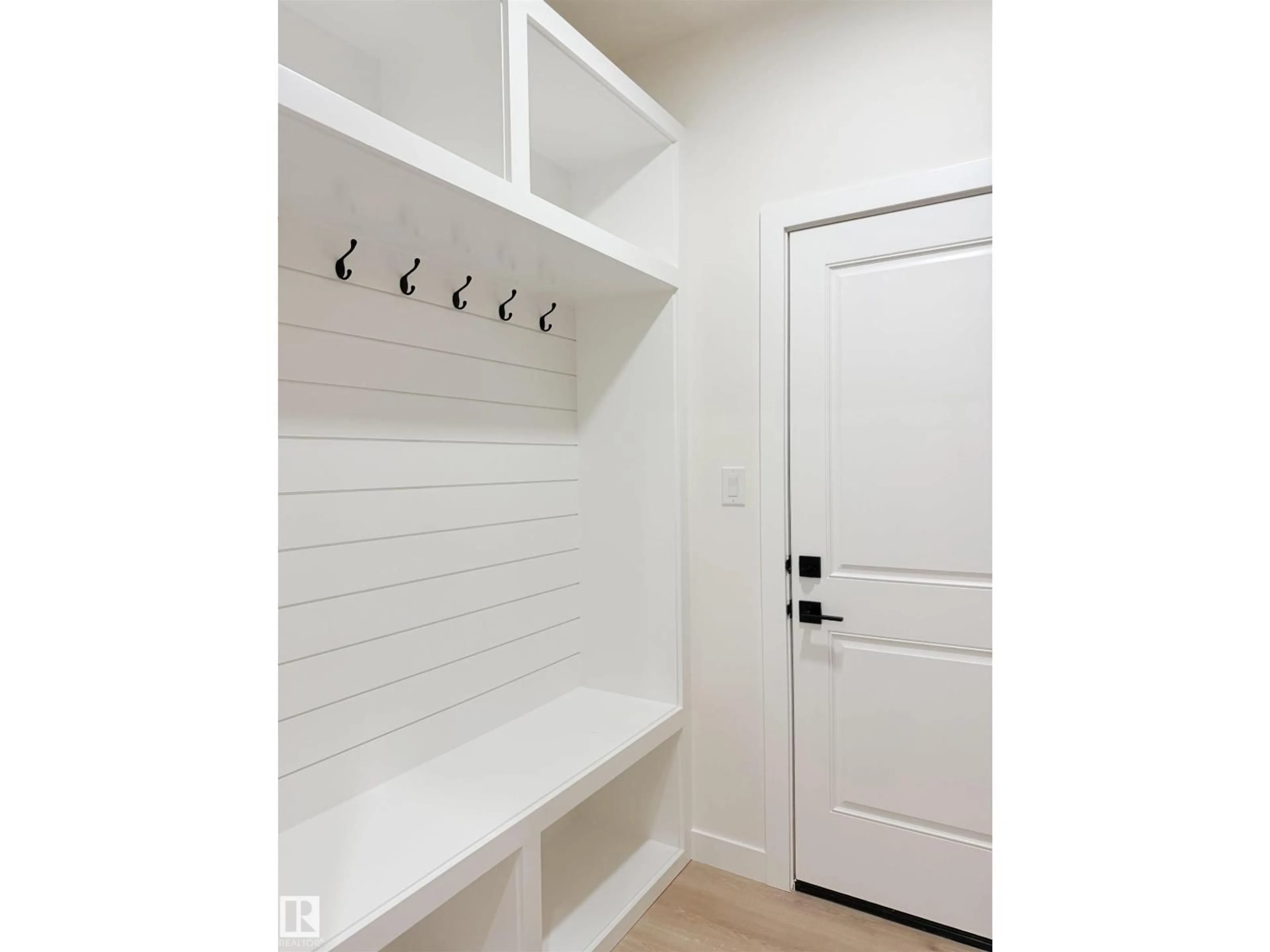 Indoor entryway for 3320 CHICKADEE DRIVE, Edmonton Alberta T5S0V4