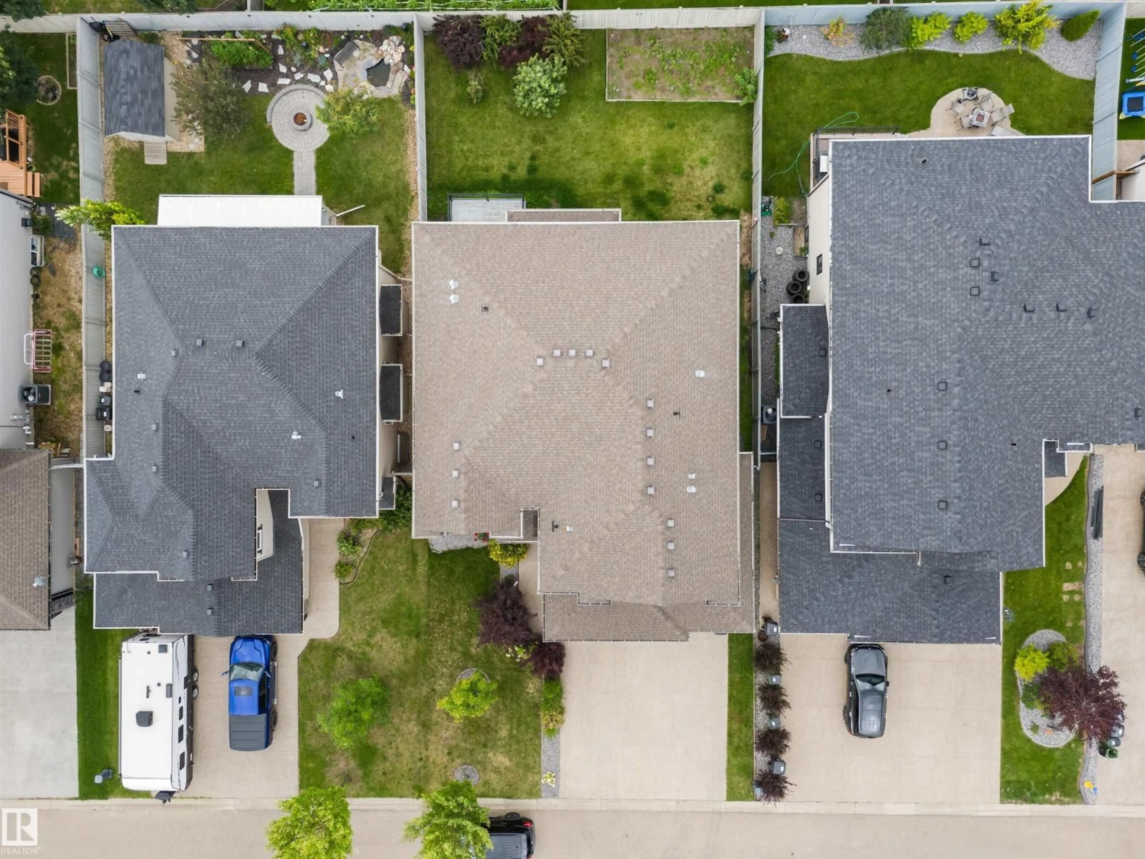 A pic from outside/outdoor area/front of a property/back of a property/a pic from drone, street for 1721 ADAMSON CR, Edmonton Alberta T6W1Z4