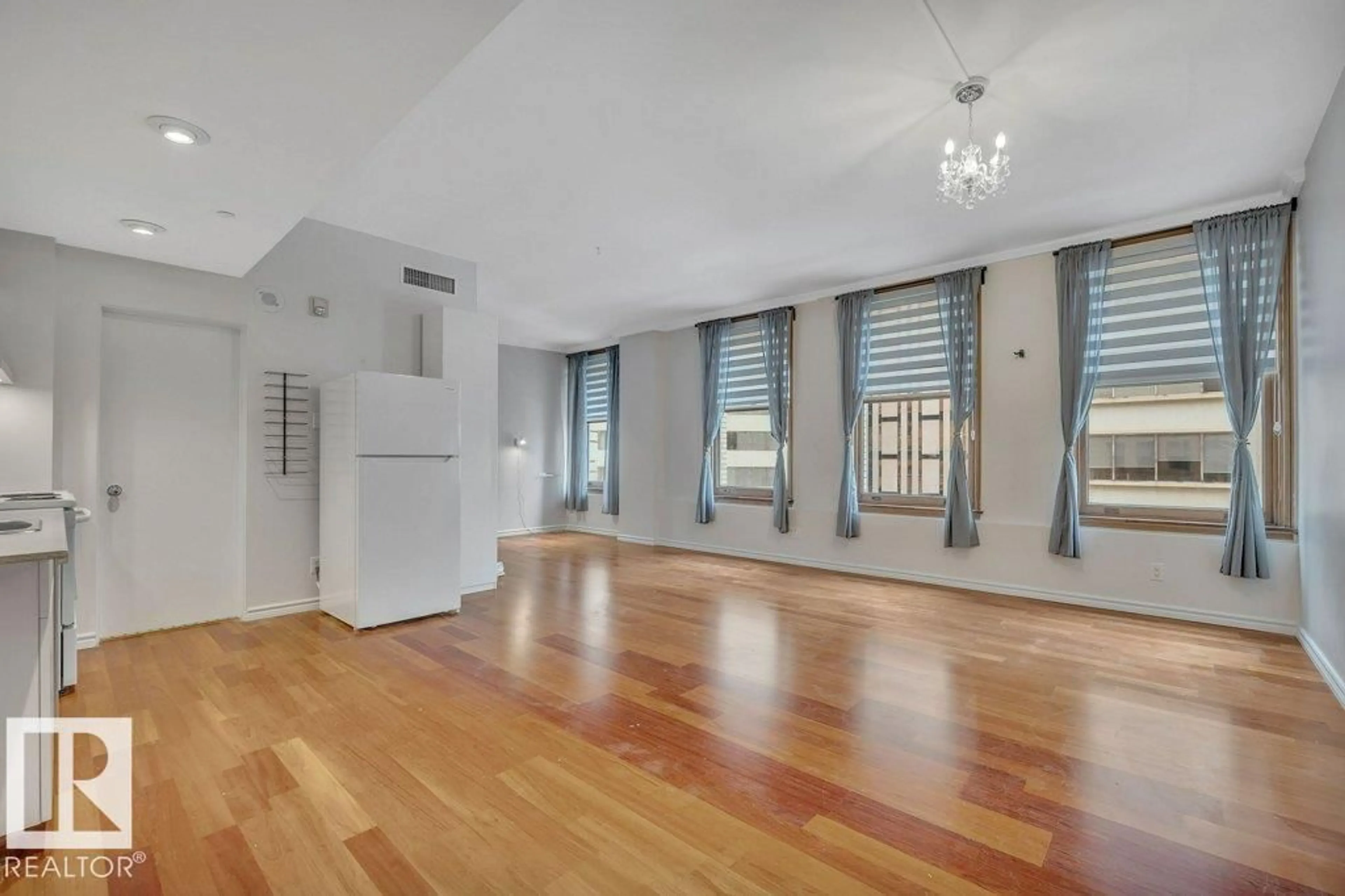 A pic of a room for 10134 NW - 609 100 ST, Edmonton Alberta M6K2W7