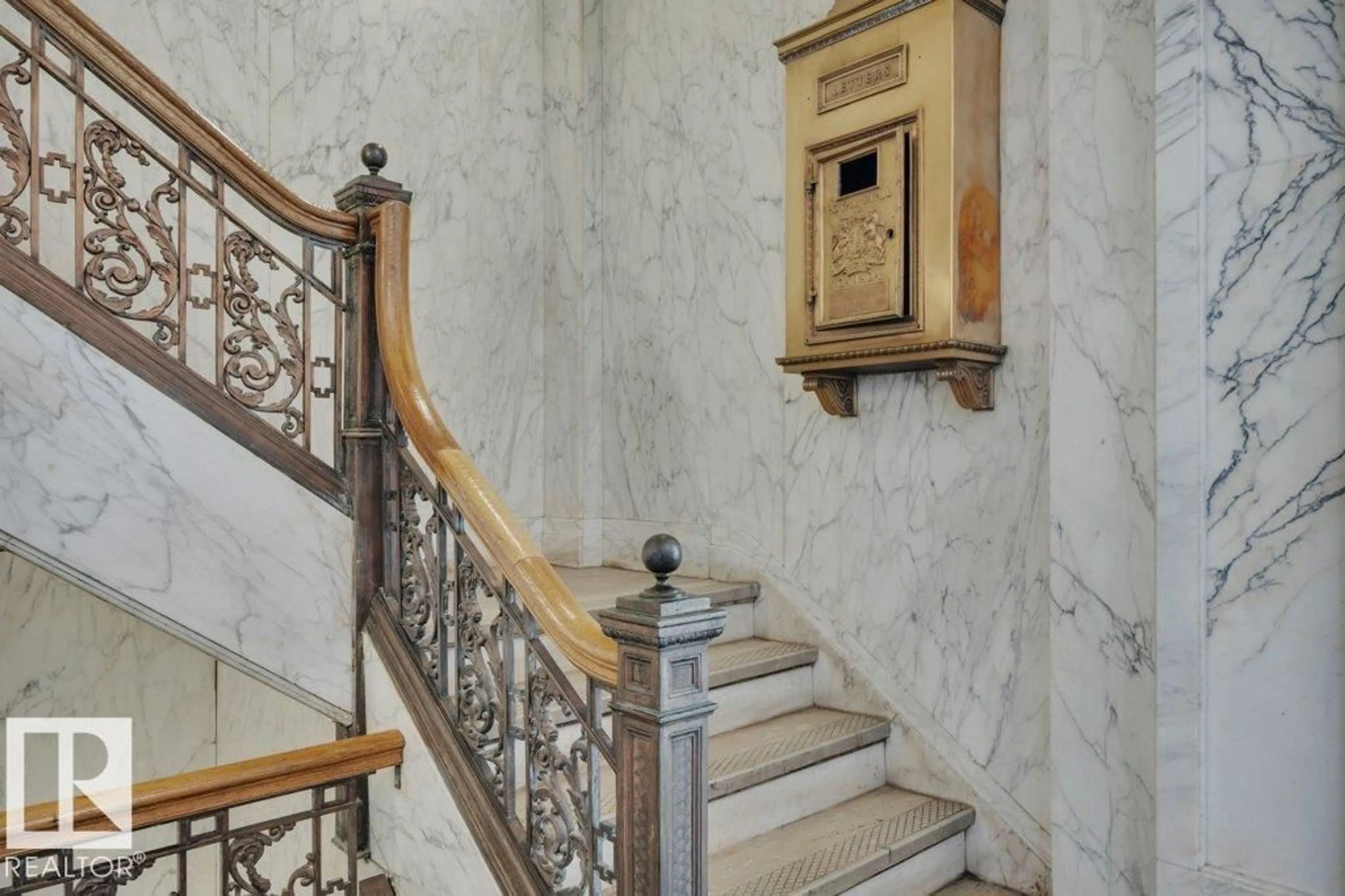 Stairs for 10134 NW - 609 100 ST, Edmonton Alberta M6K2W7