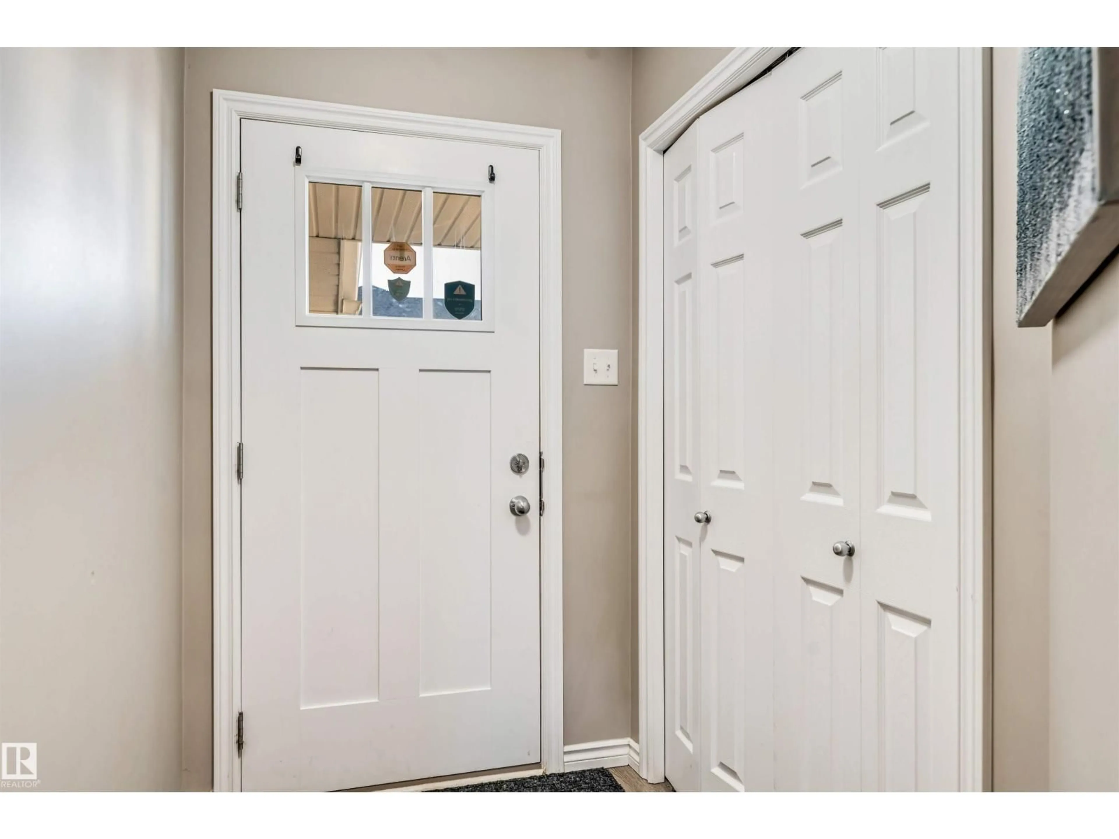 Indoor entryway for 559 EBBERS WY, Edmonton Alberta T5Y3Y8