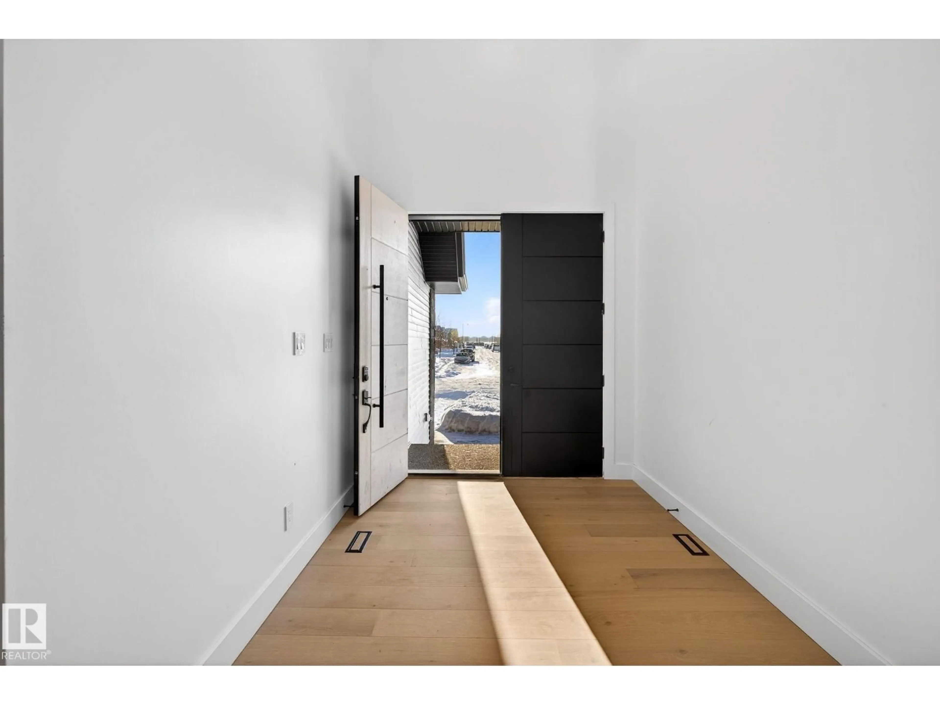 Indoor entryway for 1926 AINSLIE LINK, Edmonton Alberta T6W2L9