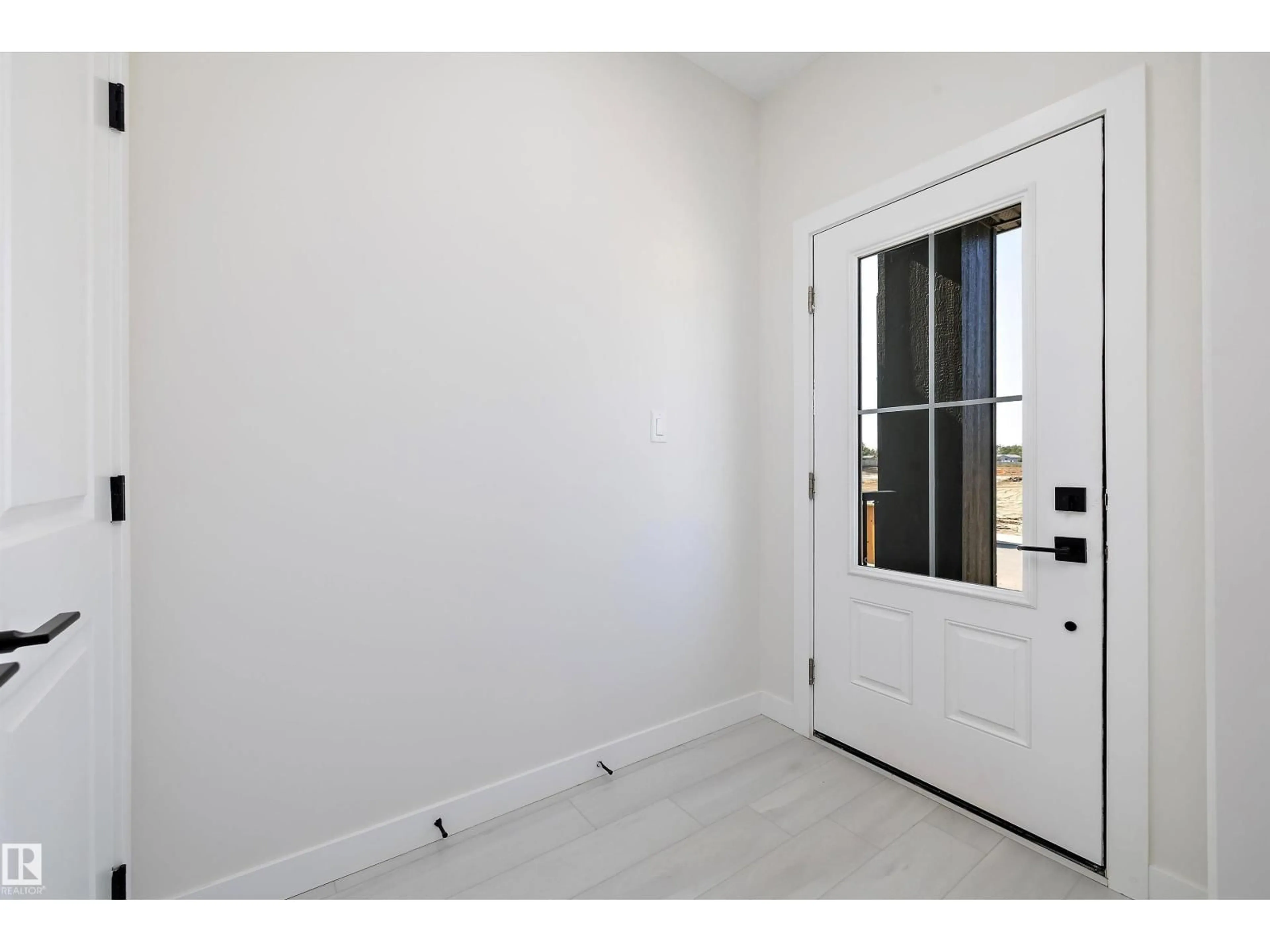 Indoor entryway for 2113 CROSSBILL LN, Edmonton Alberta T5S0W3