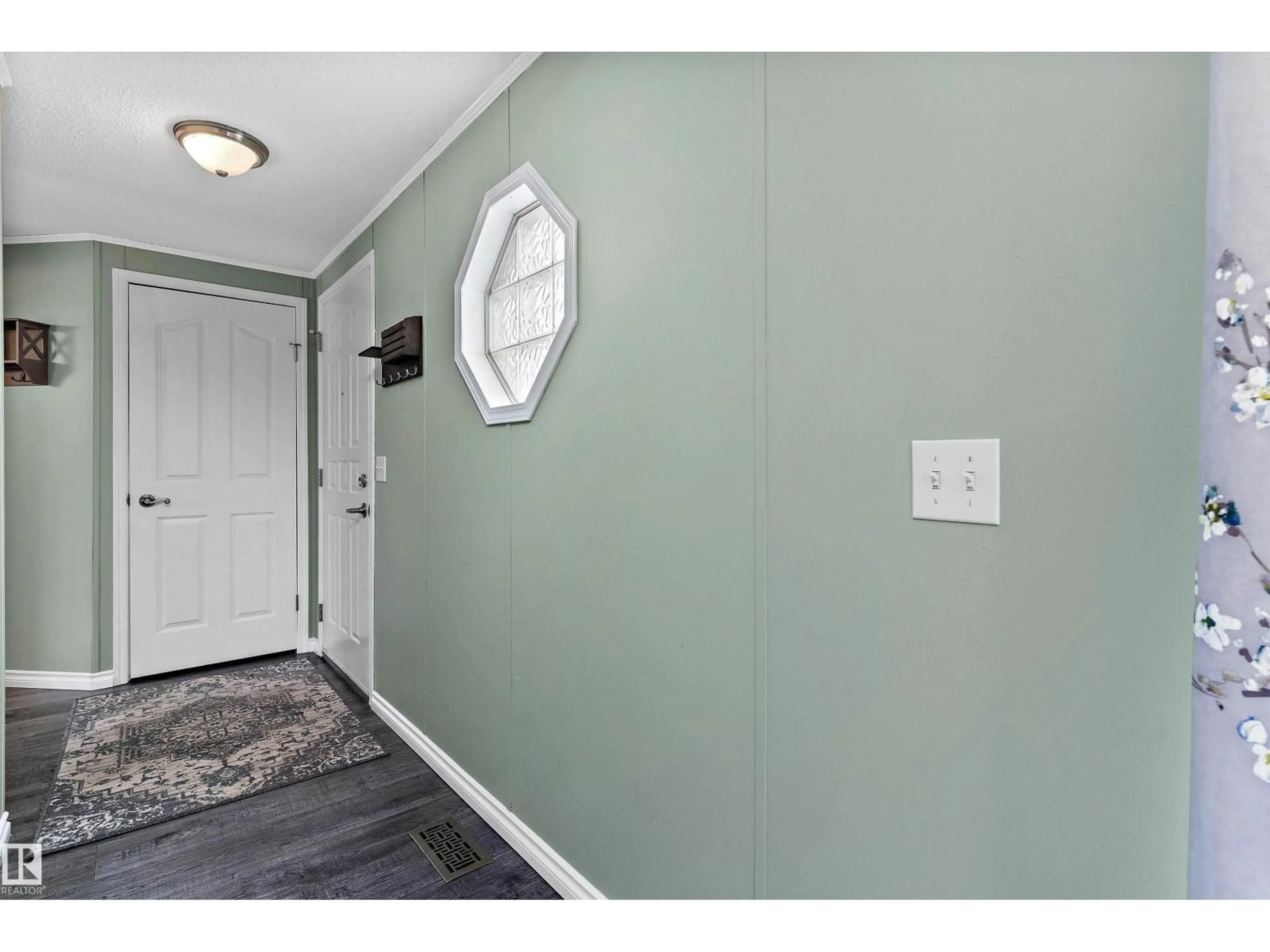 Indoor entryway for 3225 LAKEWOOD CL, Edmonton Alberta T5S2R8