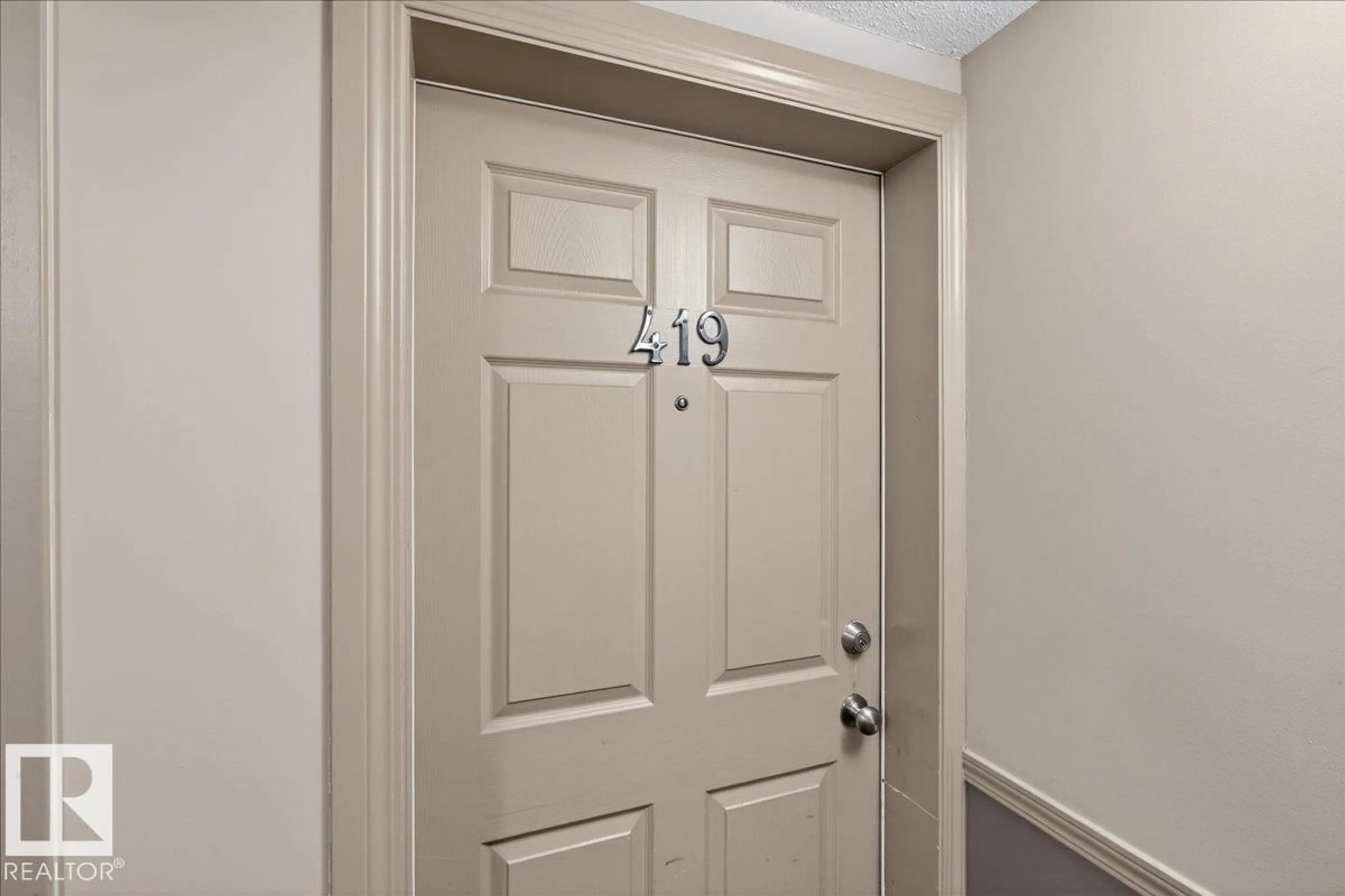 Indoor entryway for 419 SUMMERWOOD BV, Sherwood Park Alberta T8H0C2