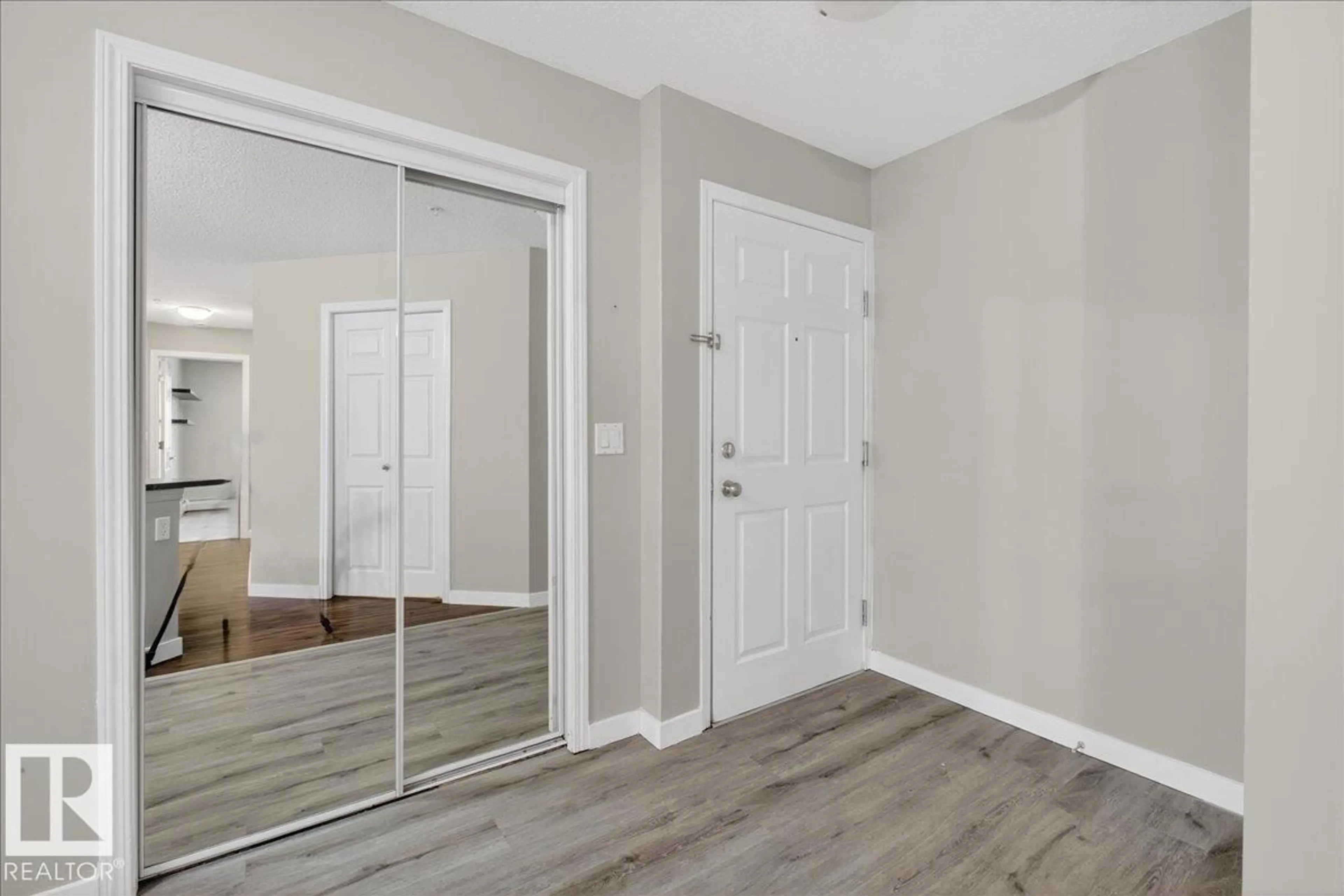 Indoor entryway for 419 SUMMERWOOD BV, Sherwood Park Alberta T8H0C2