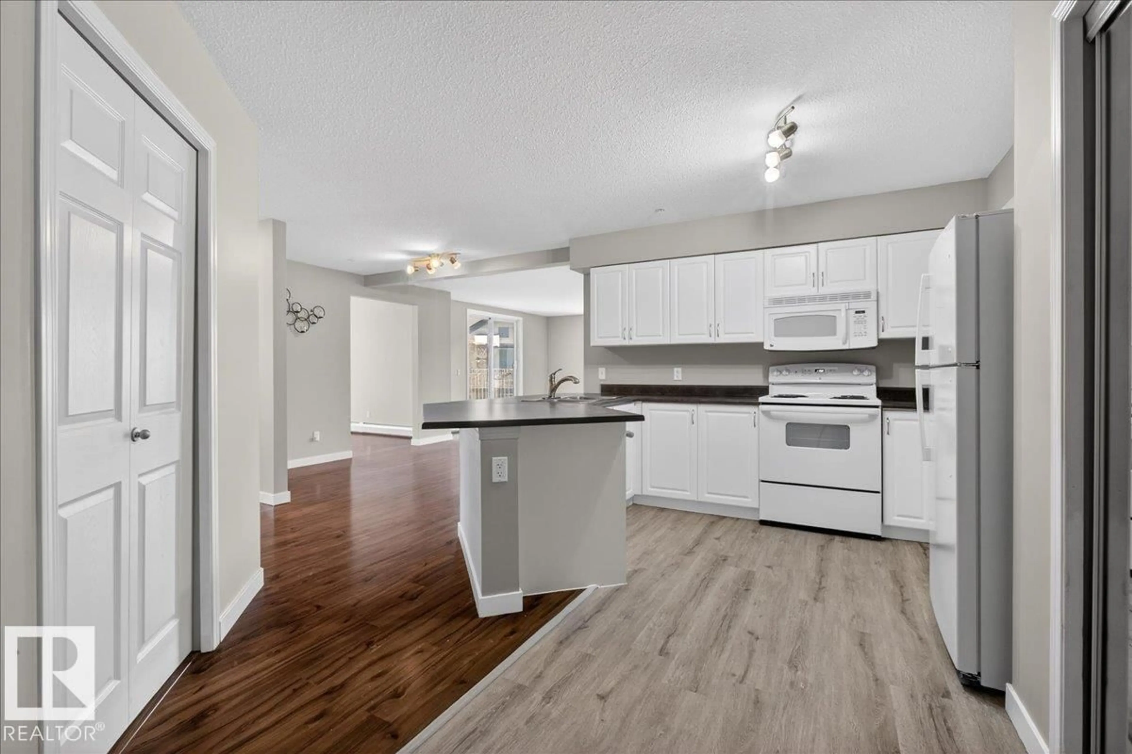 Open concept kitchen, unknown for 419 SUMMERWOOD BV, Sherwood Park Alberta T8H0C2