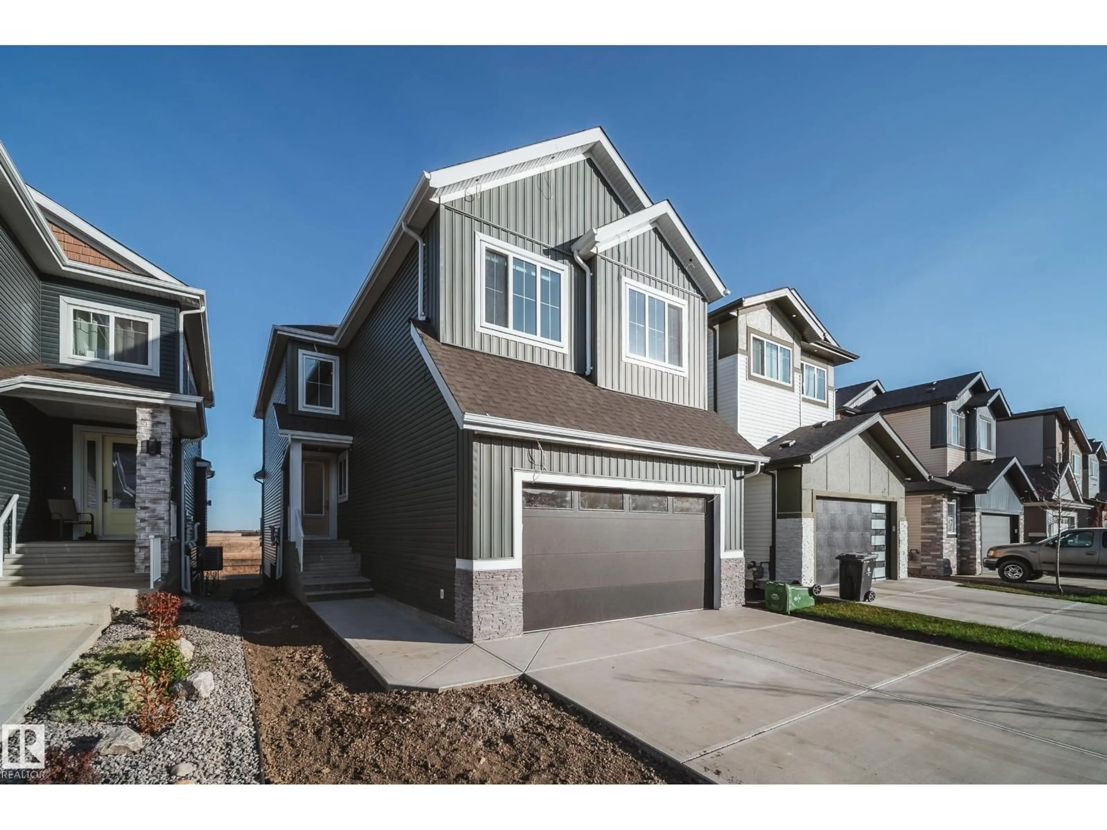 Home with vinyl exterior material, street for 125 STARLING WY, Fort Saskatchewan Alberta T8L1R5