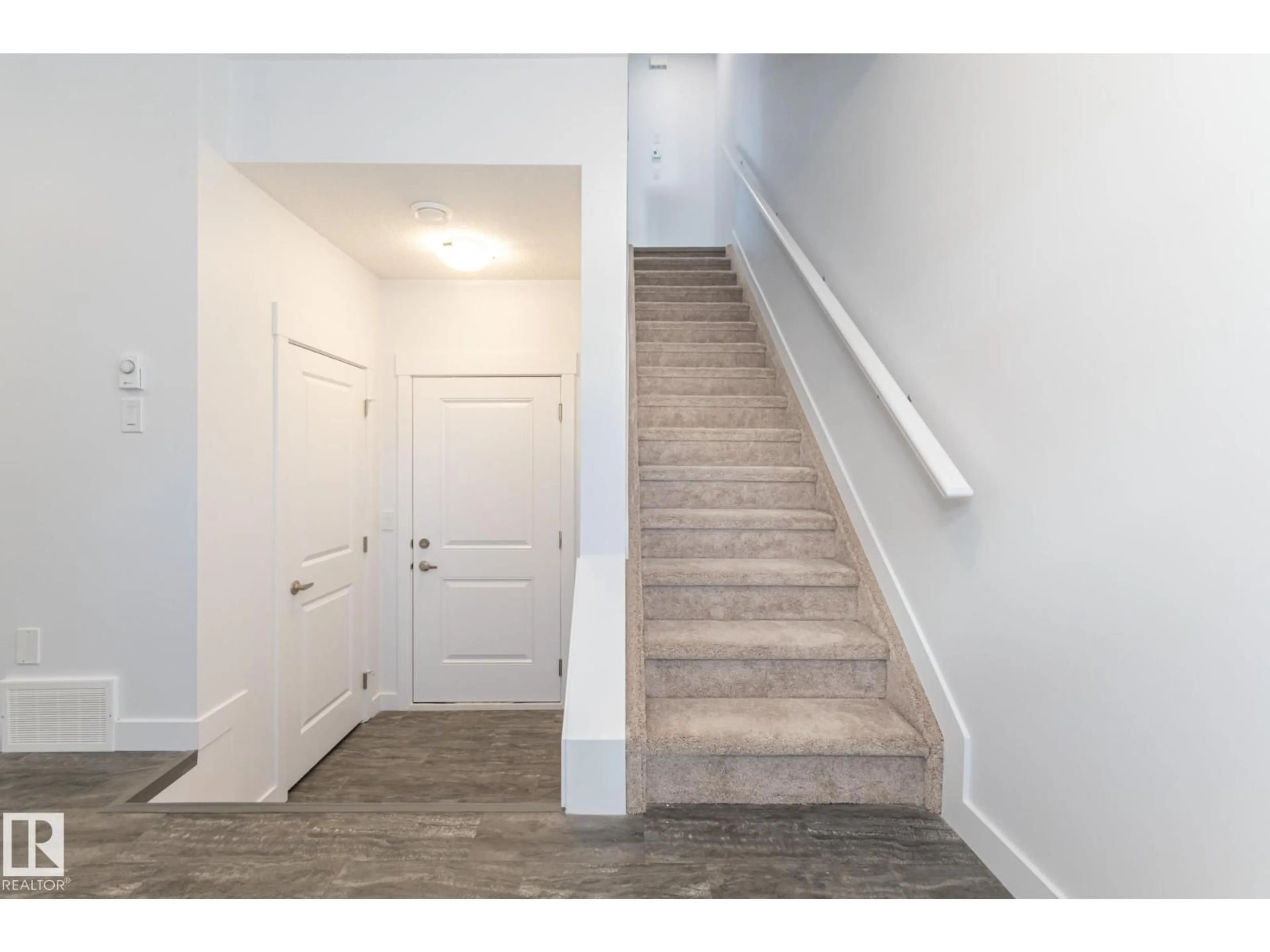 Indoor entryway for 735 - 11 ALLARD BV, Edmonton Alberta T6W1A8