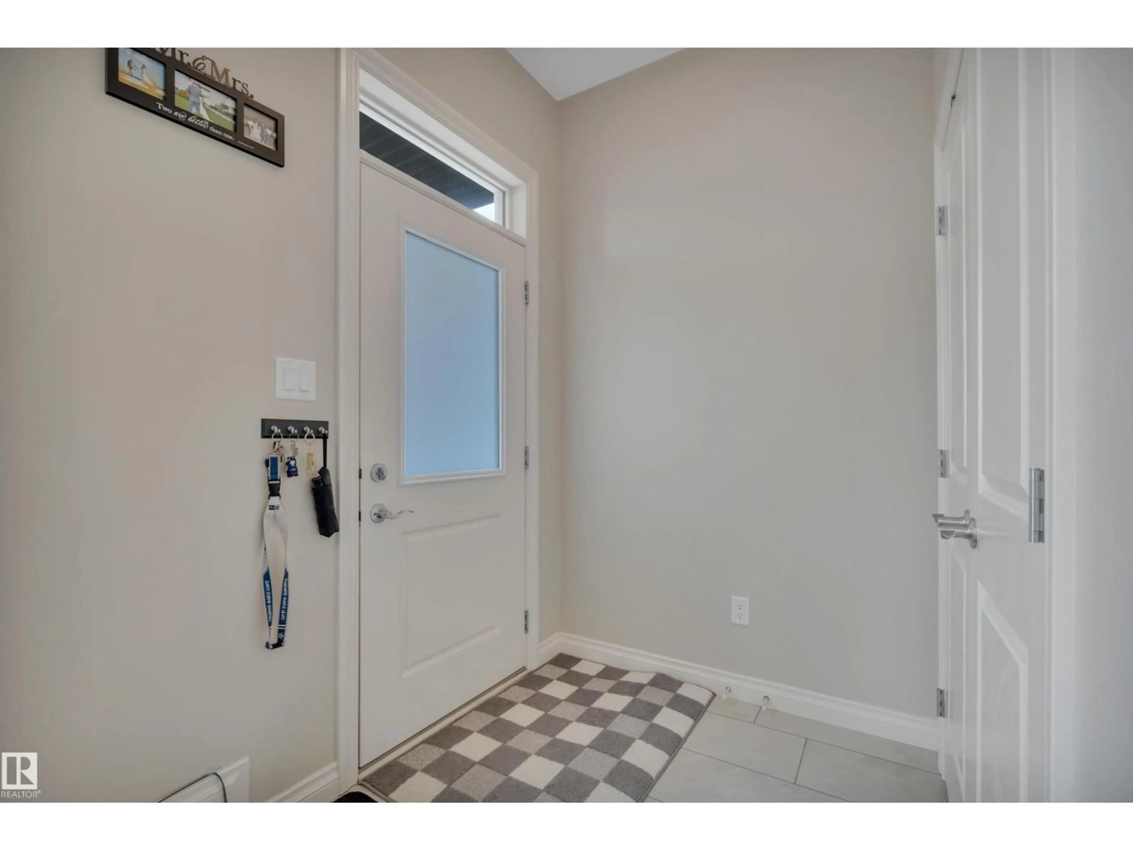 Indoor entryway for 22116 85 AV, Edmonton Alberta T5T7E4