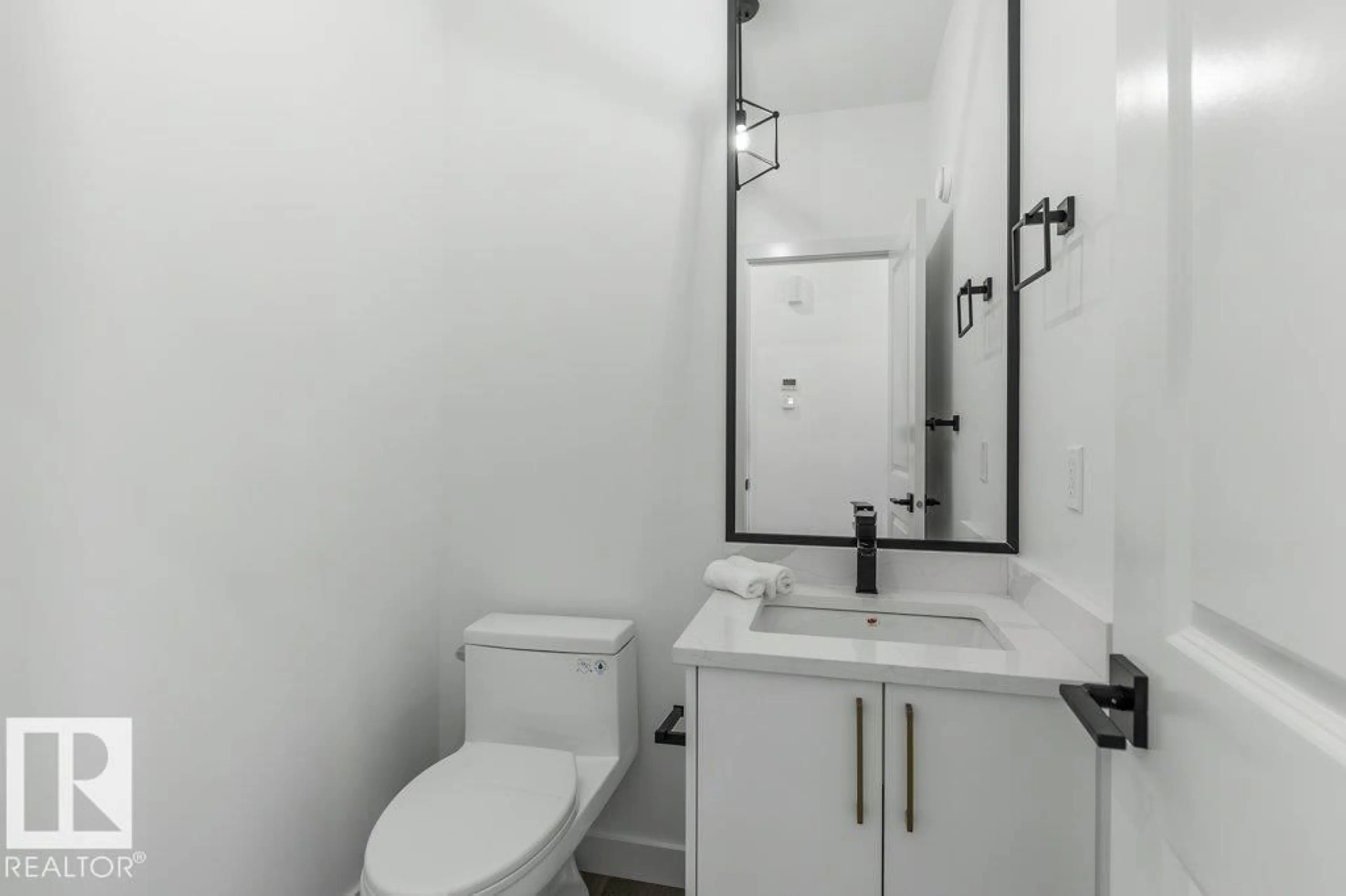 Standard bathroom, unknown for 9824 106 AV, Morinville Alberta T8R2P1