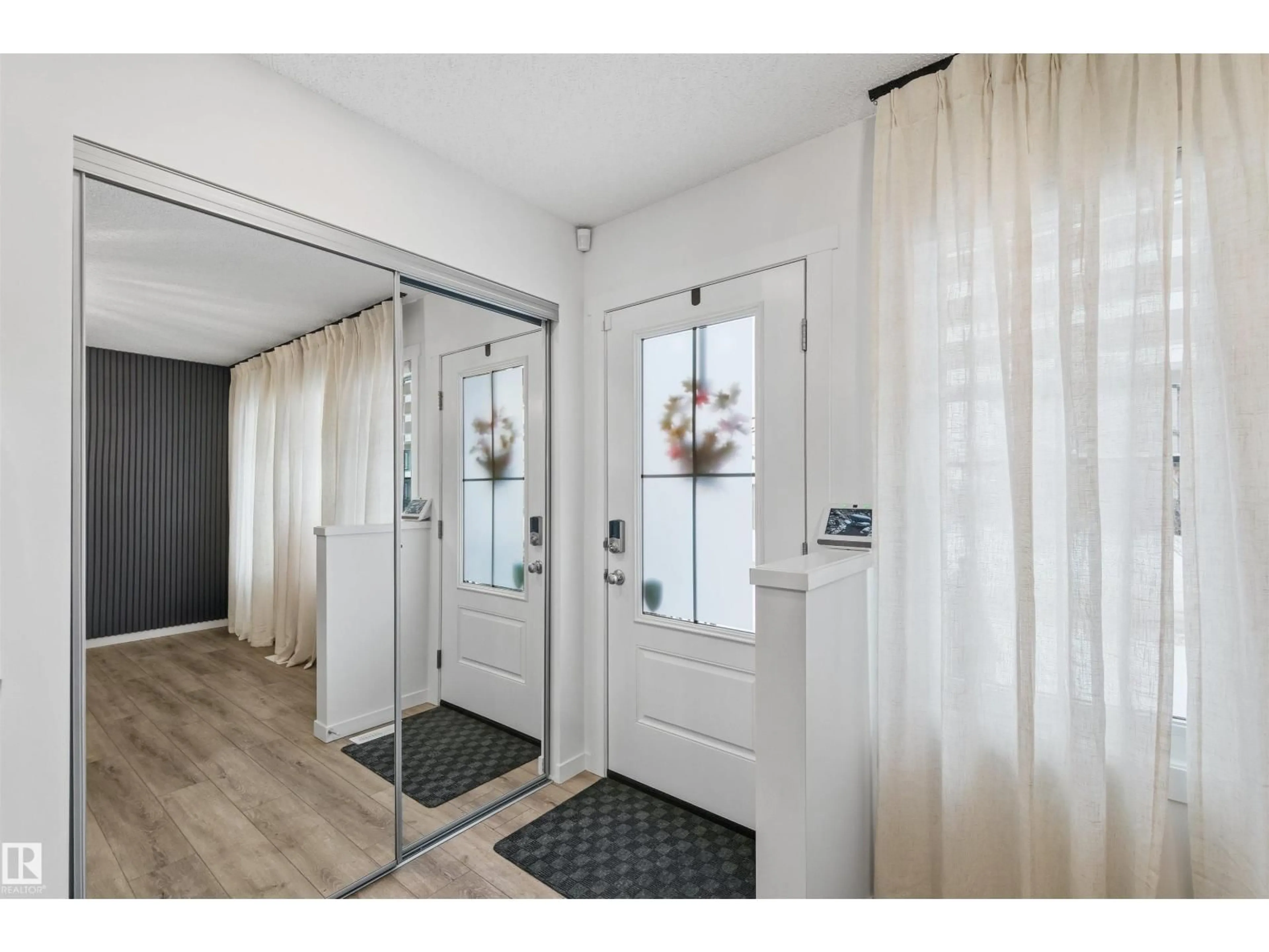 Indoor entryway for 525 - 19 SECORD BV, Edmonton Alberta T5T7V3