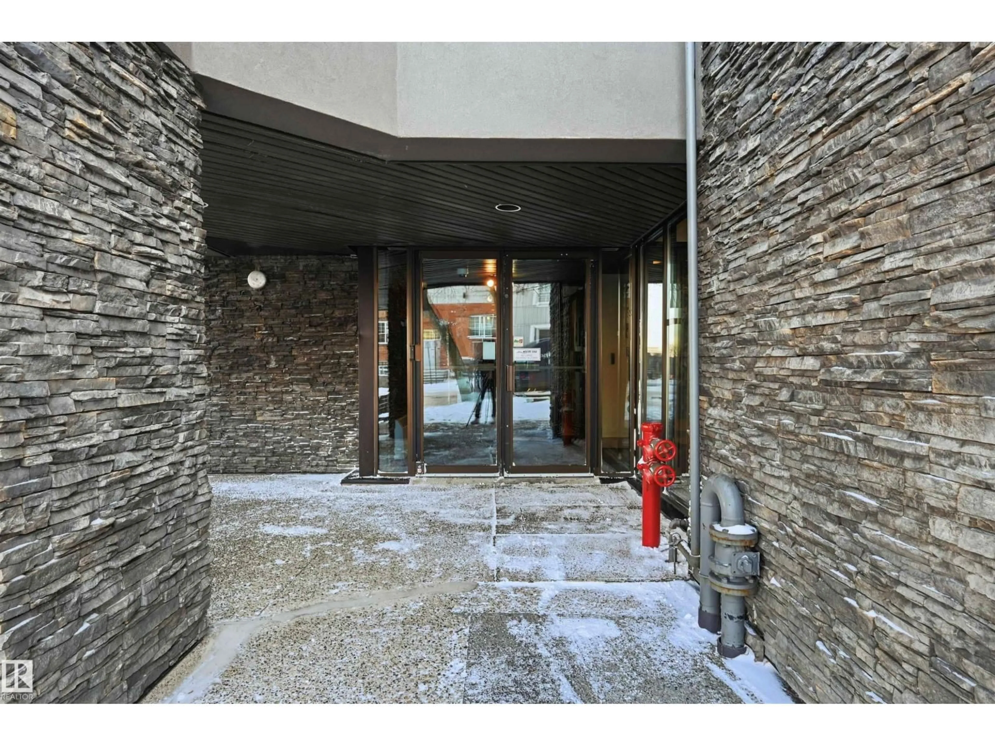 Indoor foyer for 1808 SASKATCHEWAN DR, Edmonton Alberta T6E6B6