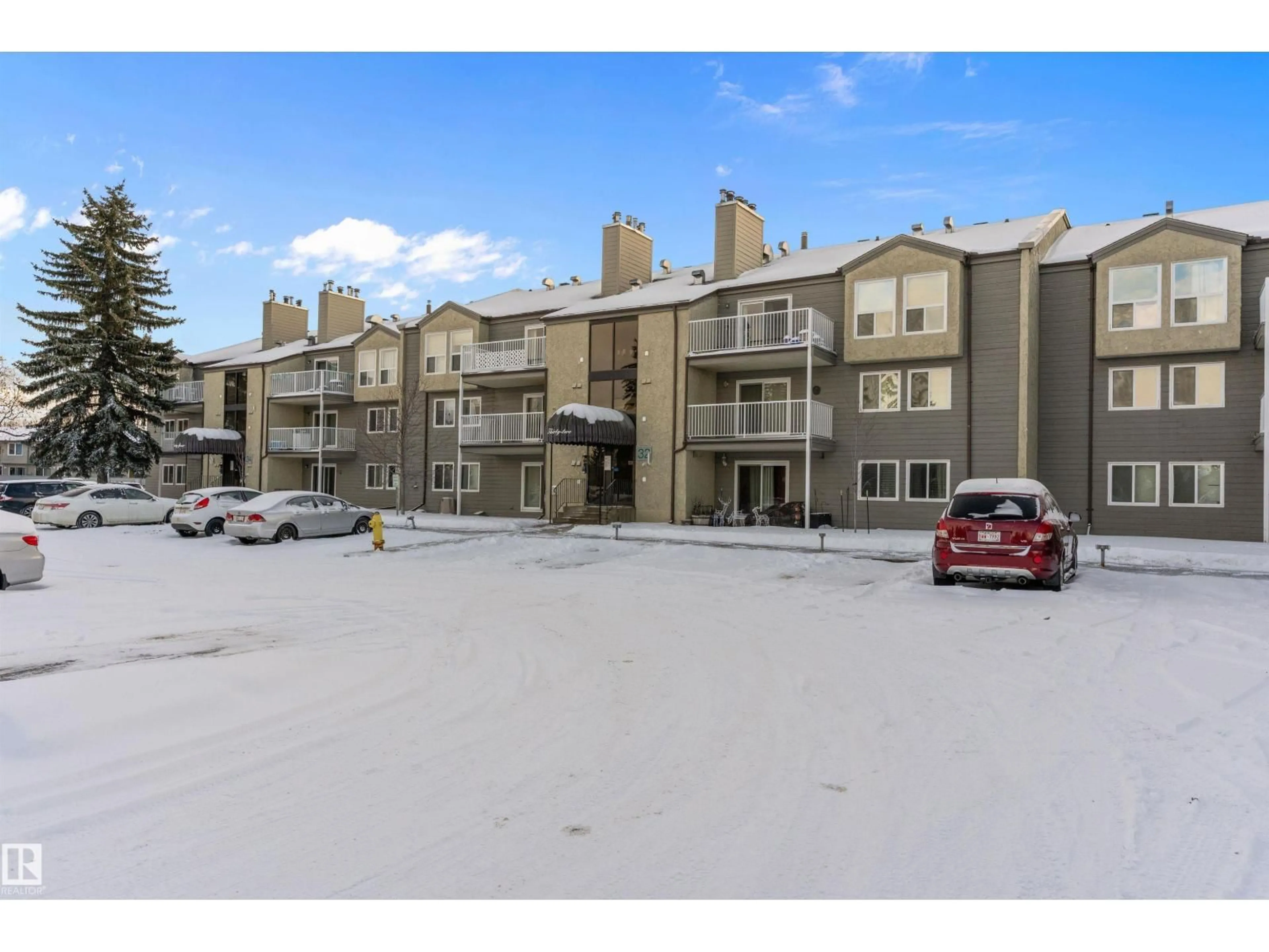 A pic from outside/outdoor area/front of a property/back of a property/a pic from drone, mountain view for 32 - 305 ALPINE PL, St. Albert Alberta T8N3Y2