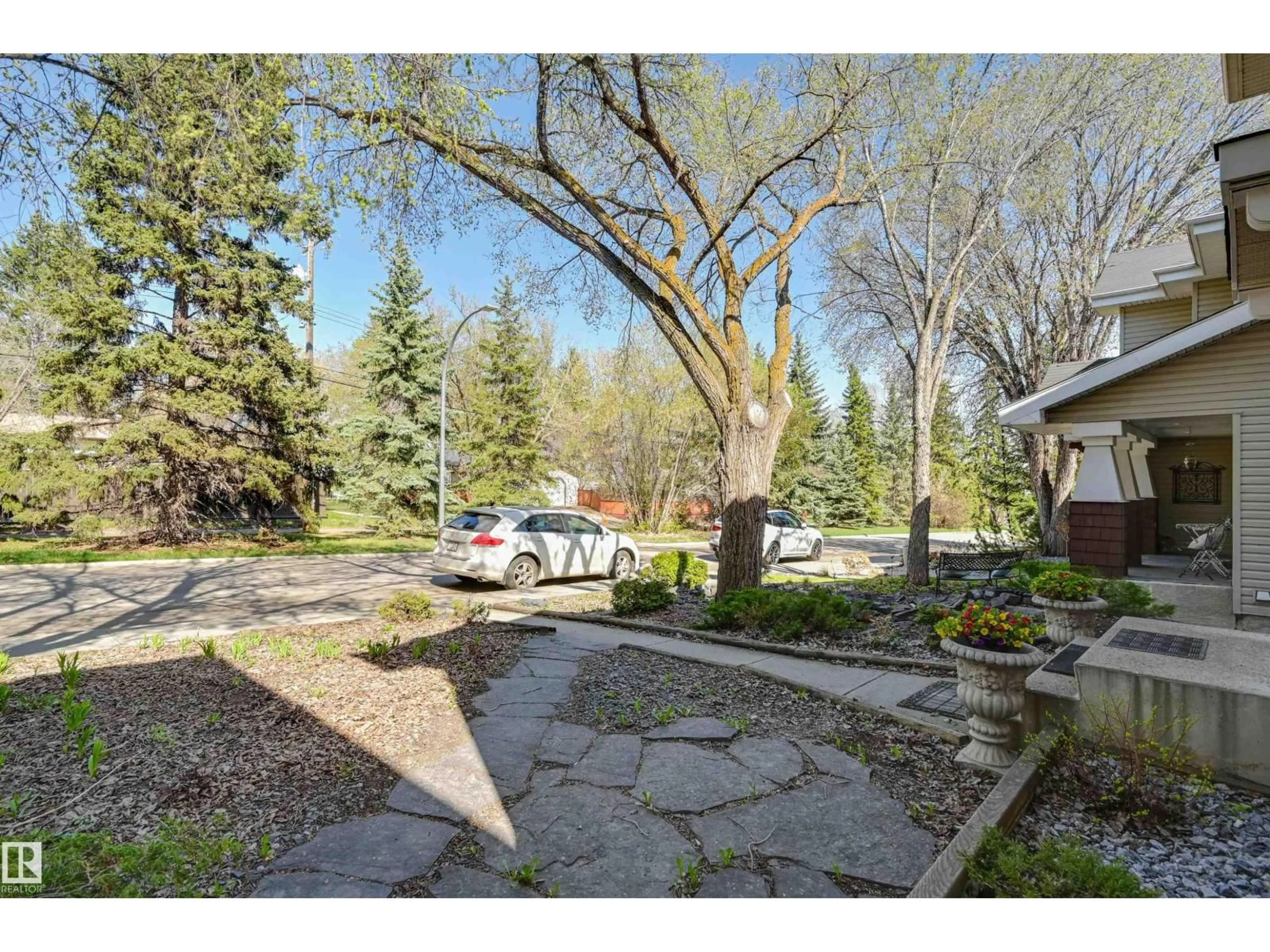 Patio, street for 11729 71A AV, Edmonton Alberta T6G2W5