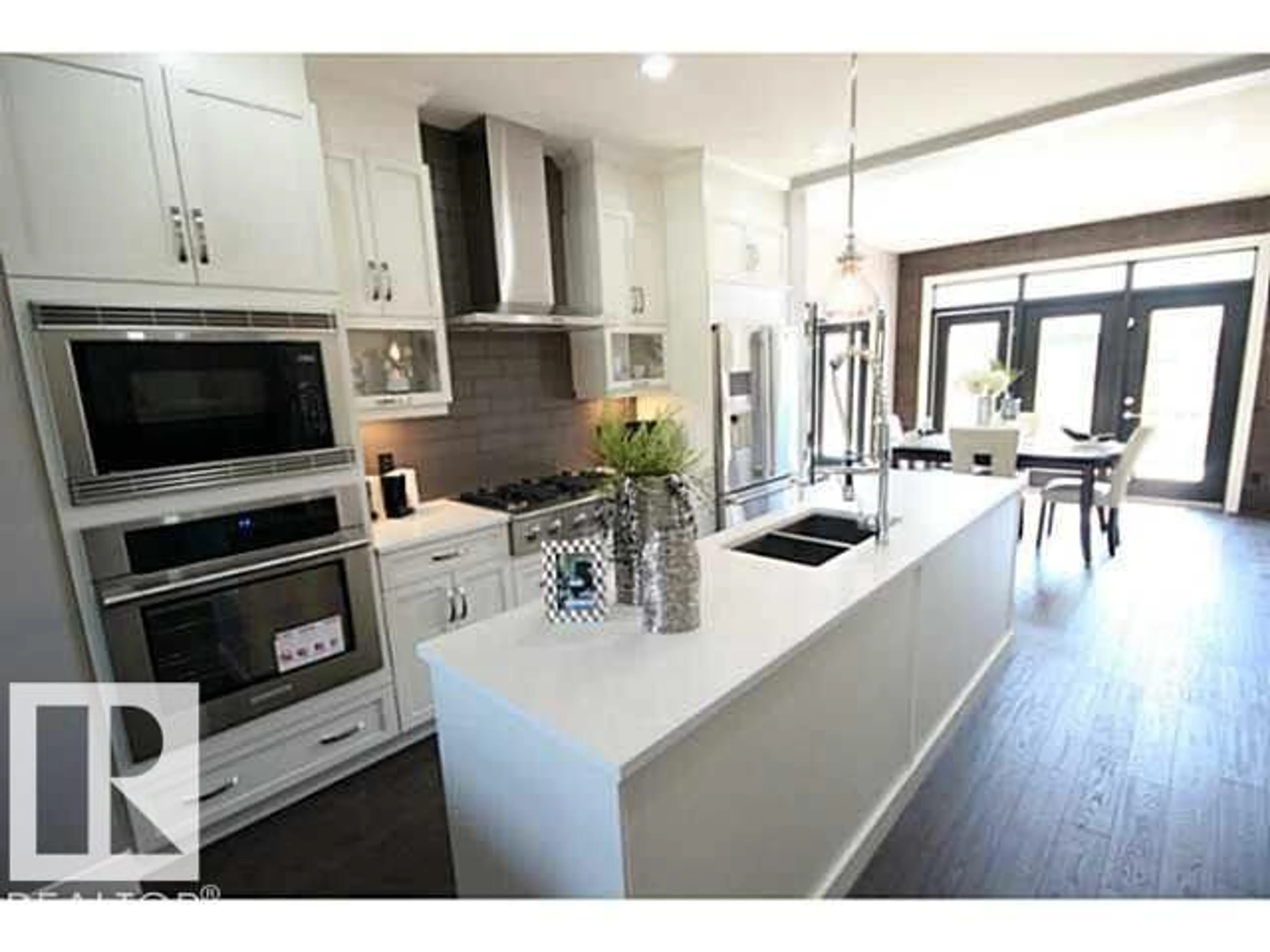 Contemporary kitchen, unknown for 11333 76 AV, Edmonton Alberta T6G0K3