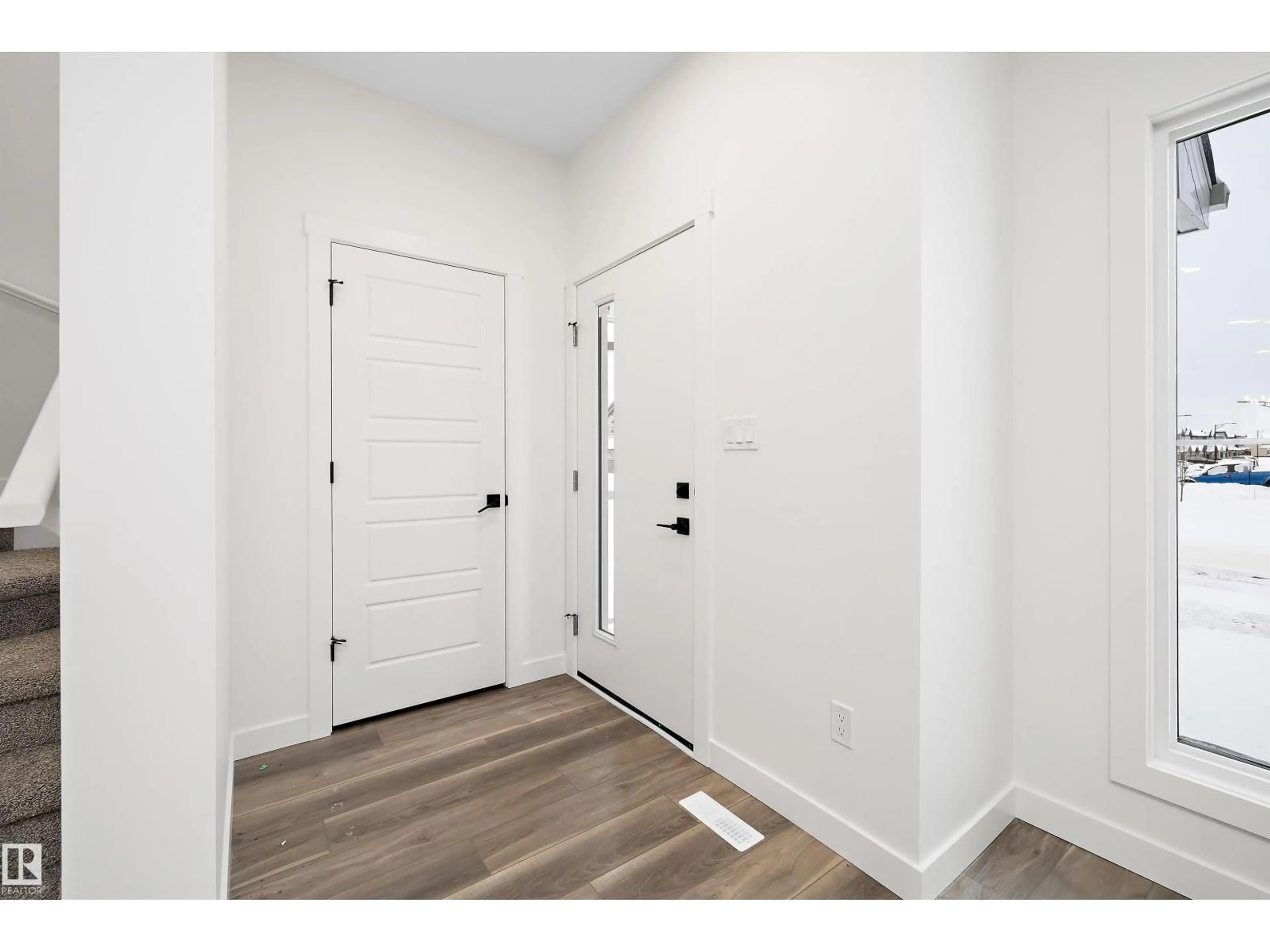 Indoor entryway for 18103 85 ST NW, Edmonton Alberta T5Z0G6