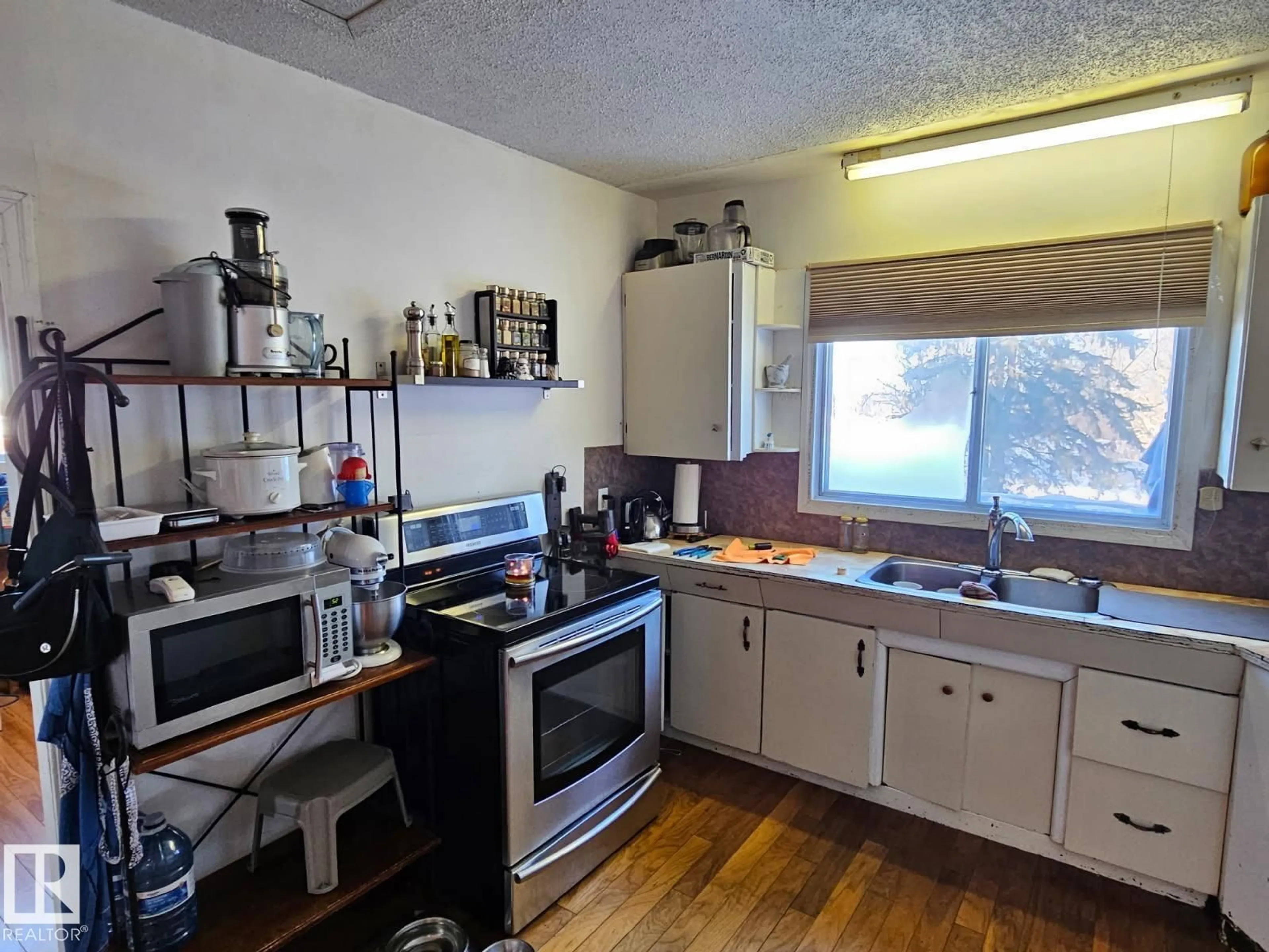 Standard kitchen, unknown for 5029 50 ST, Innisfree Alberta T0B2G0