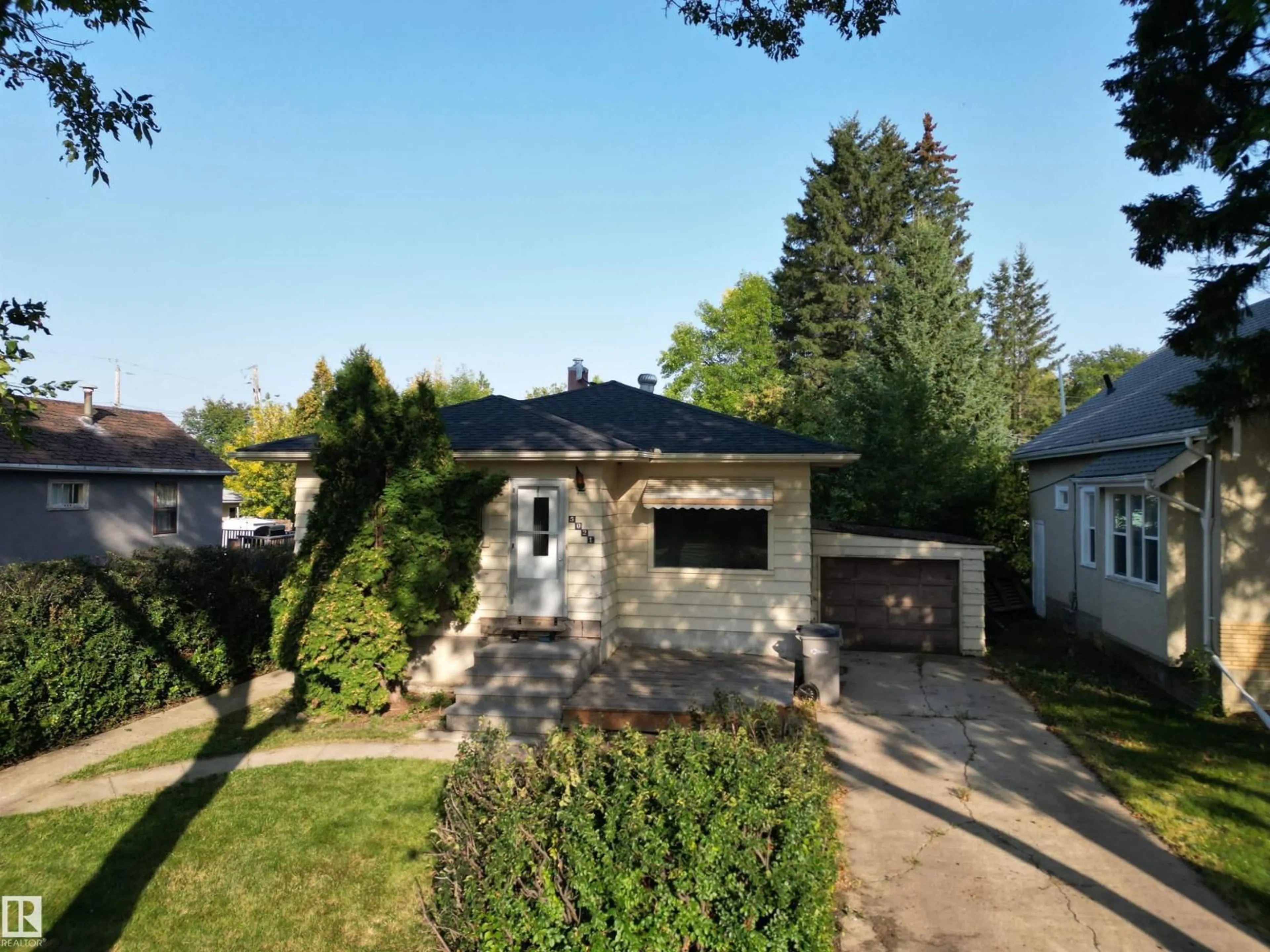 A pic from outside/outdoor area/front of a property/back of a property/a pic from drone, street for 5021 48 ST, Calmar Alberta T0C0V0