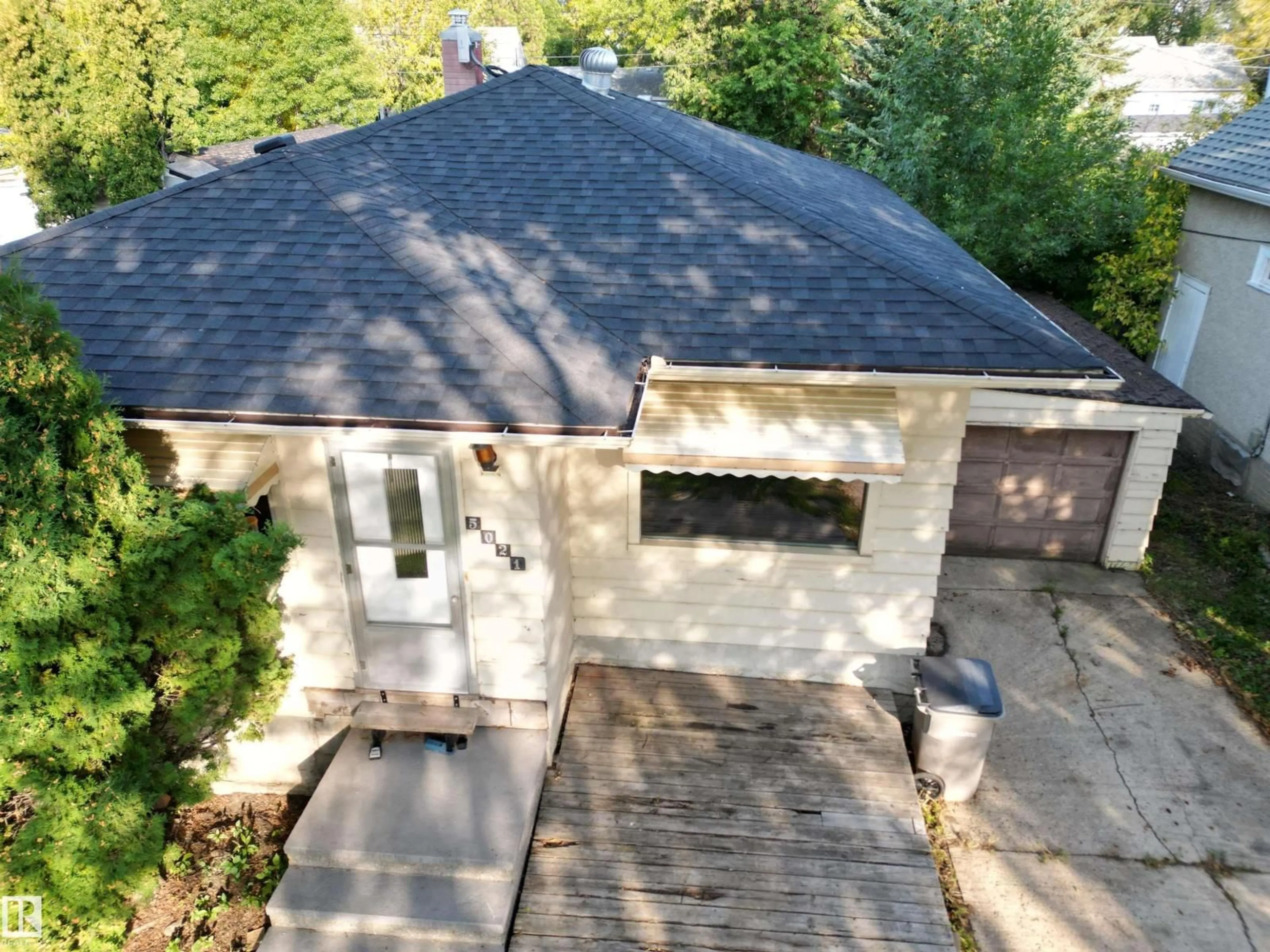 A pic from outside/outdoor area/front of a property/back of a property/a pic from drone, street for 5021 48 ST, Calmar Alberta T0C0V0