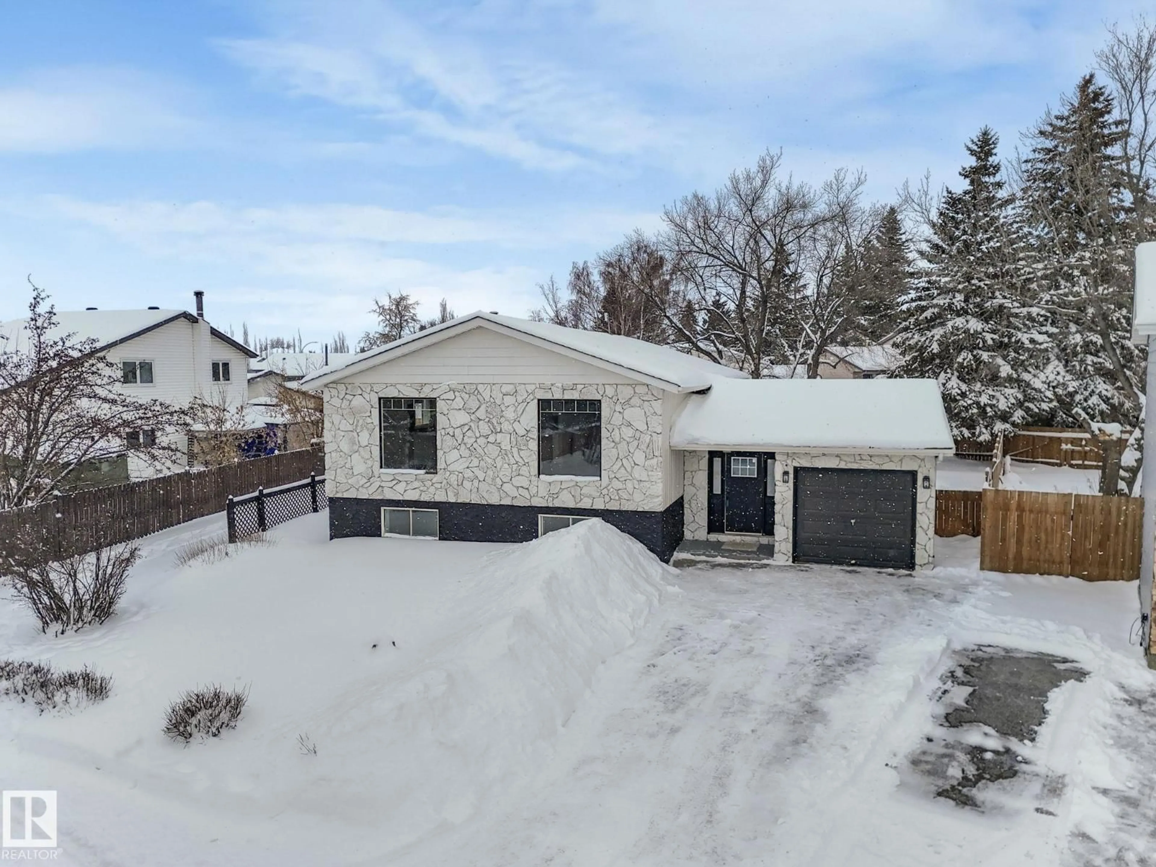 A pic from outside/outdoor area/front of a property/back of a property/a pic from drone, street for 9 MENALTA PL, Cardiff Alberta T8R1N2