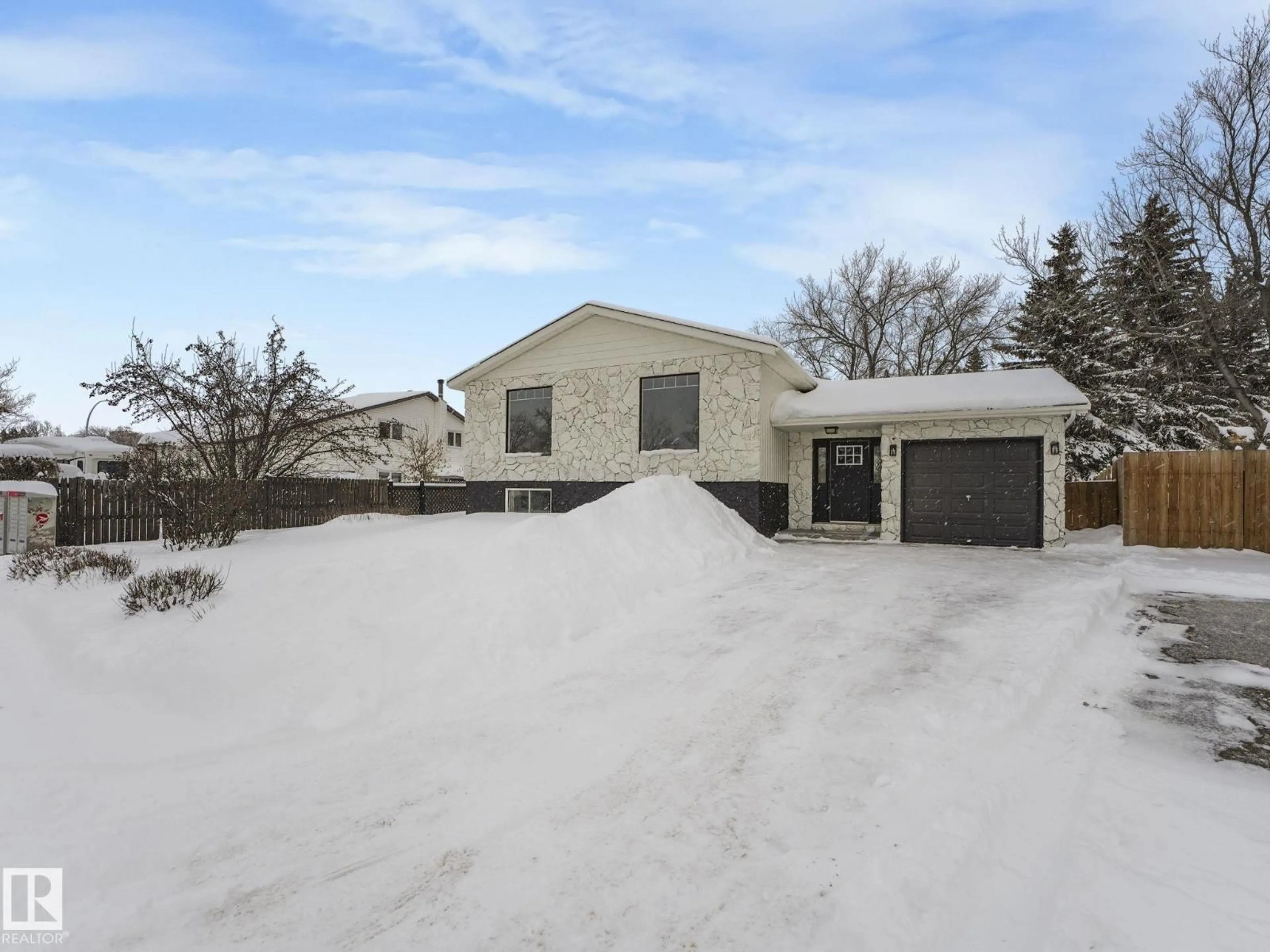 A pic from outside/outdoor area/front of a property/back of a property/a pic from drone, street for 9 MENALTA PL, Cardiff Alberta T8R1N2