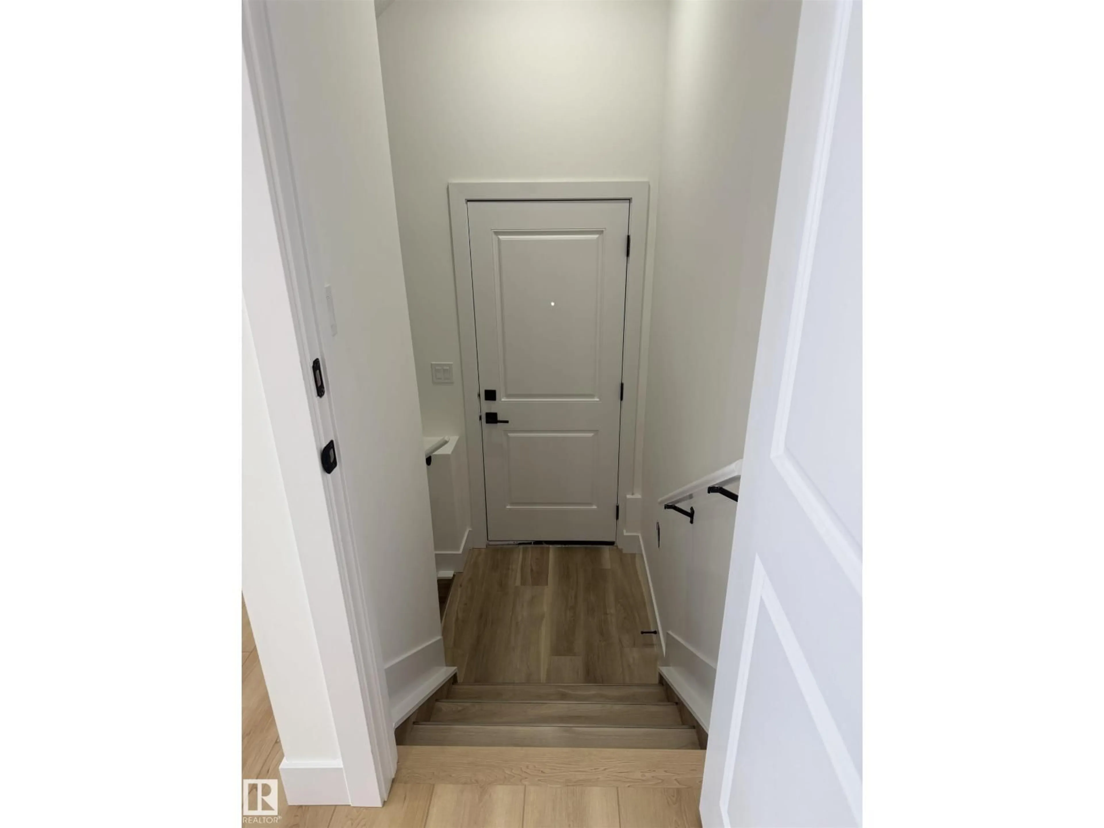 Indoor entryway for 12039 41 ST, Edmonton Alberta T5W2M3