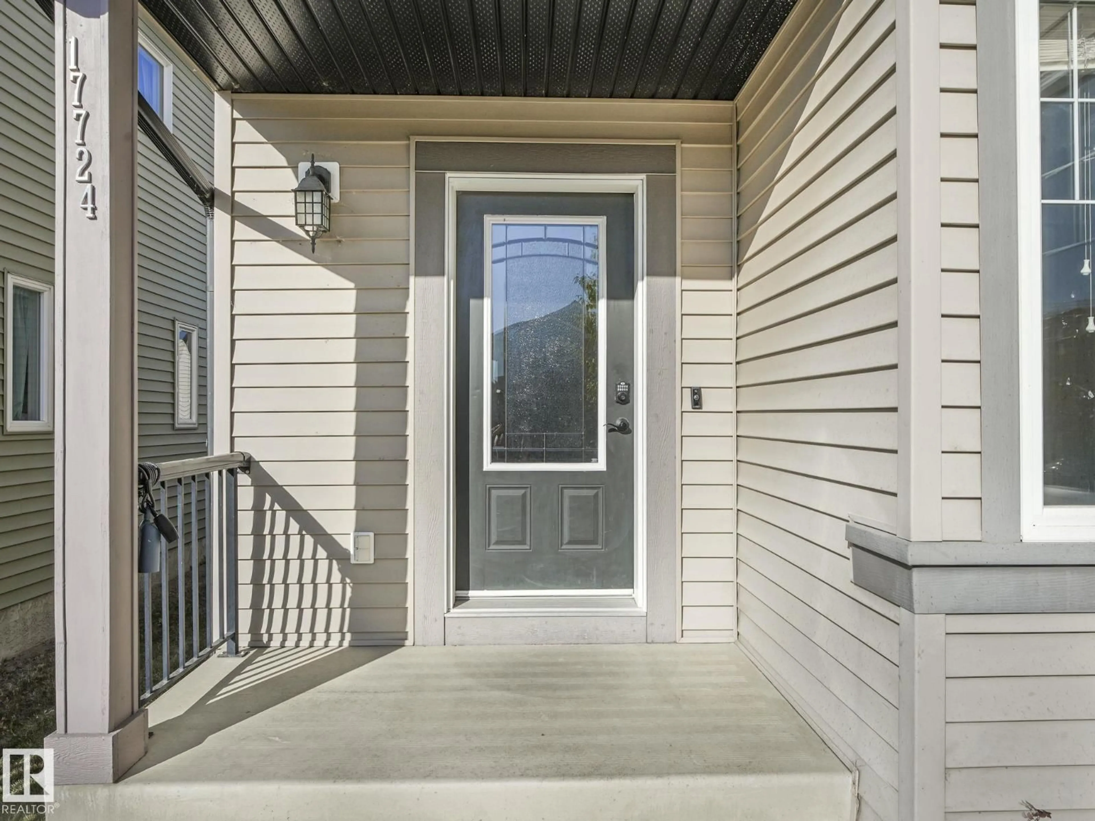 Indoor entryway for 17724 6 AV, Edmonton Alberta T6W2G6