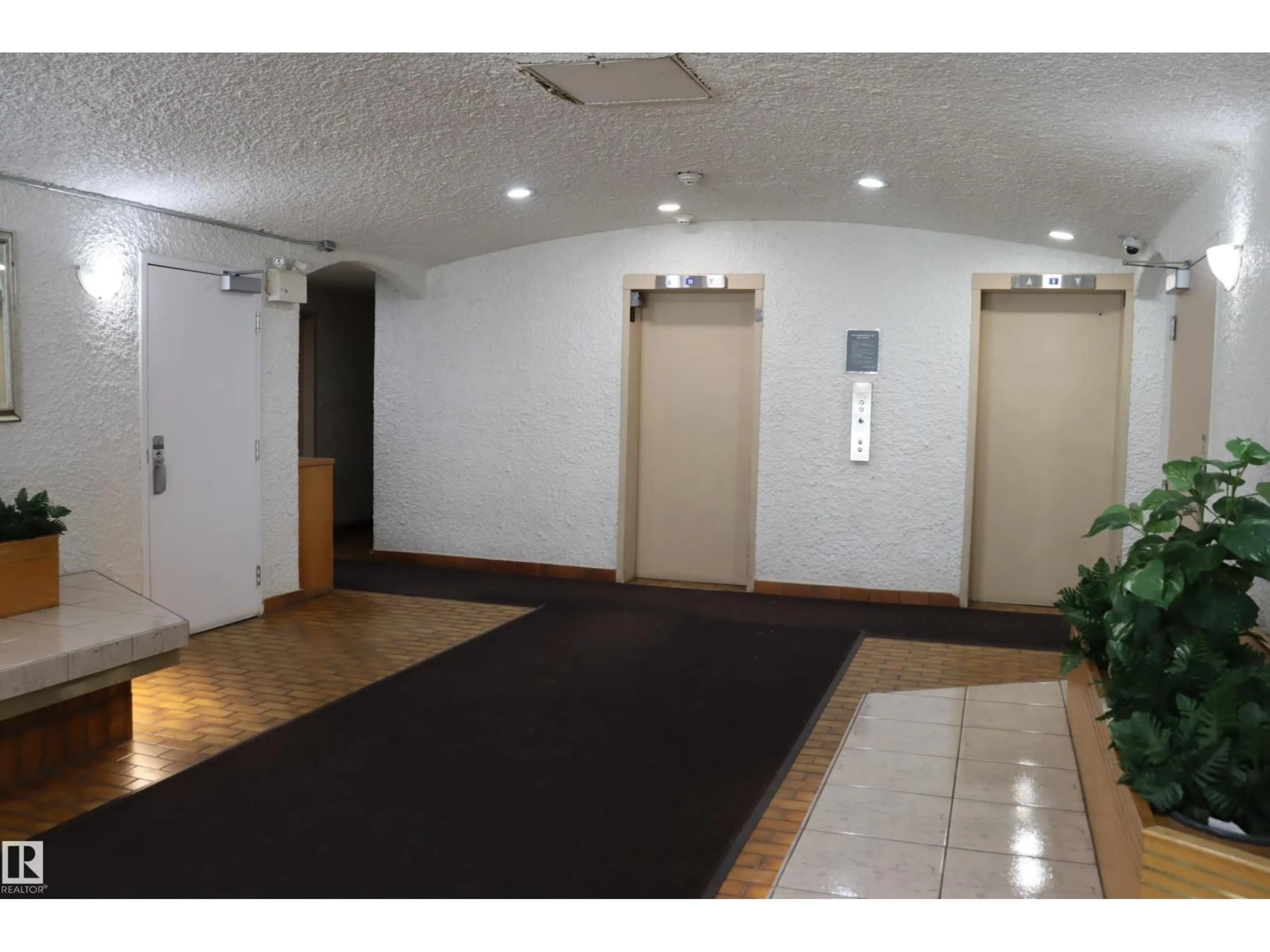 Indoor foyer for 9028 - 206 JASPER AVE, Edmonton Alberta T5H3S8