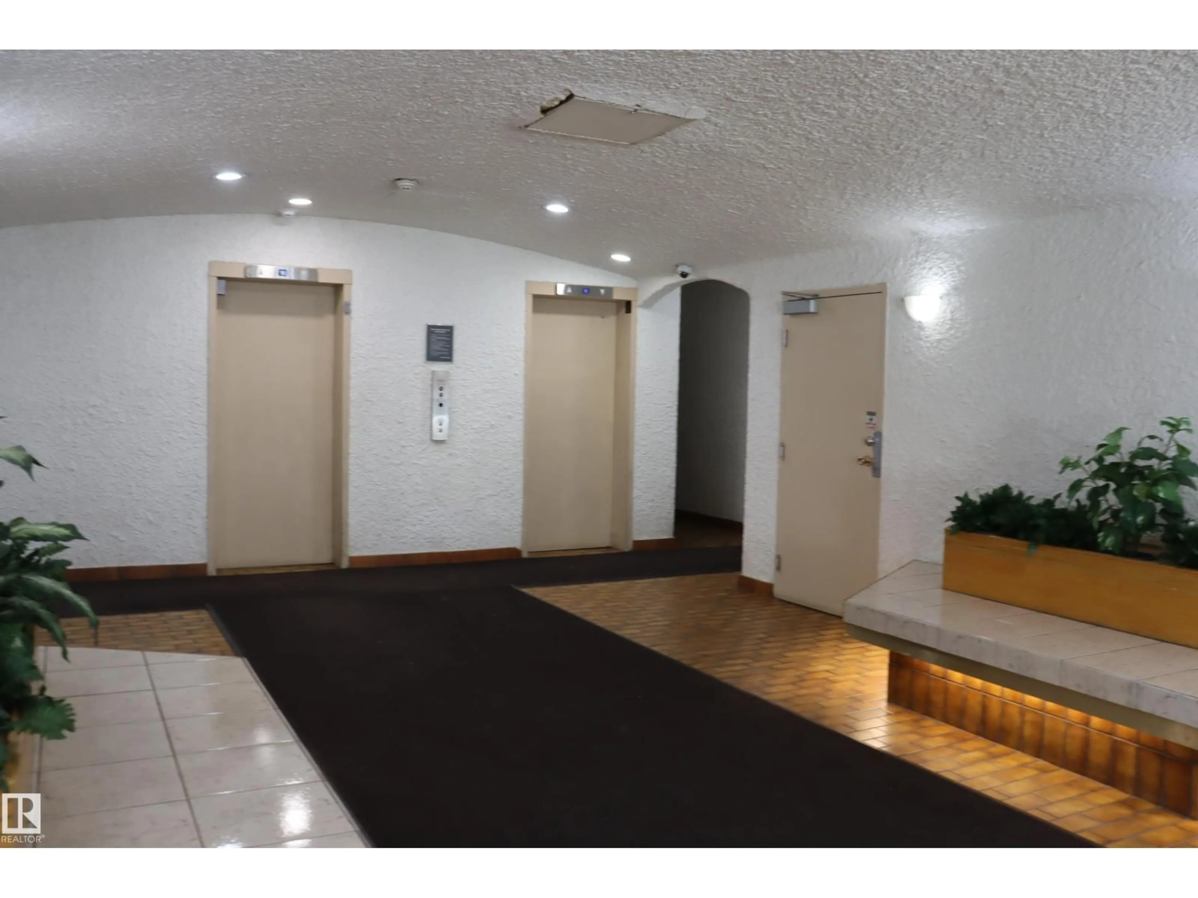 Indoor foyer for 9028 - 206 JASPER AVE, Edmonton Alberta T5H3S8