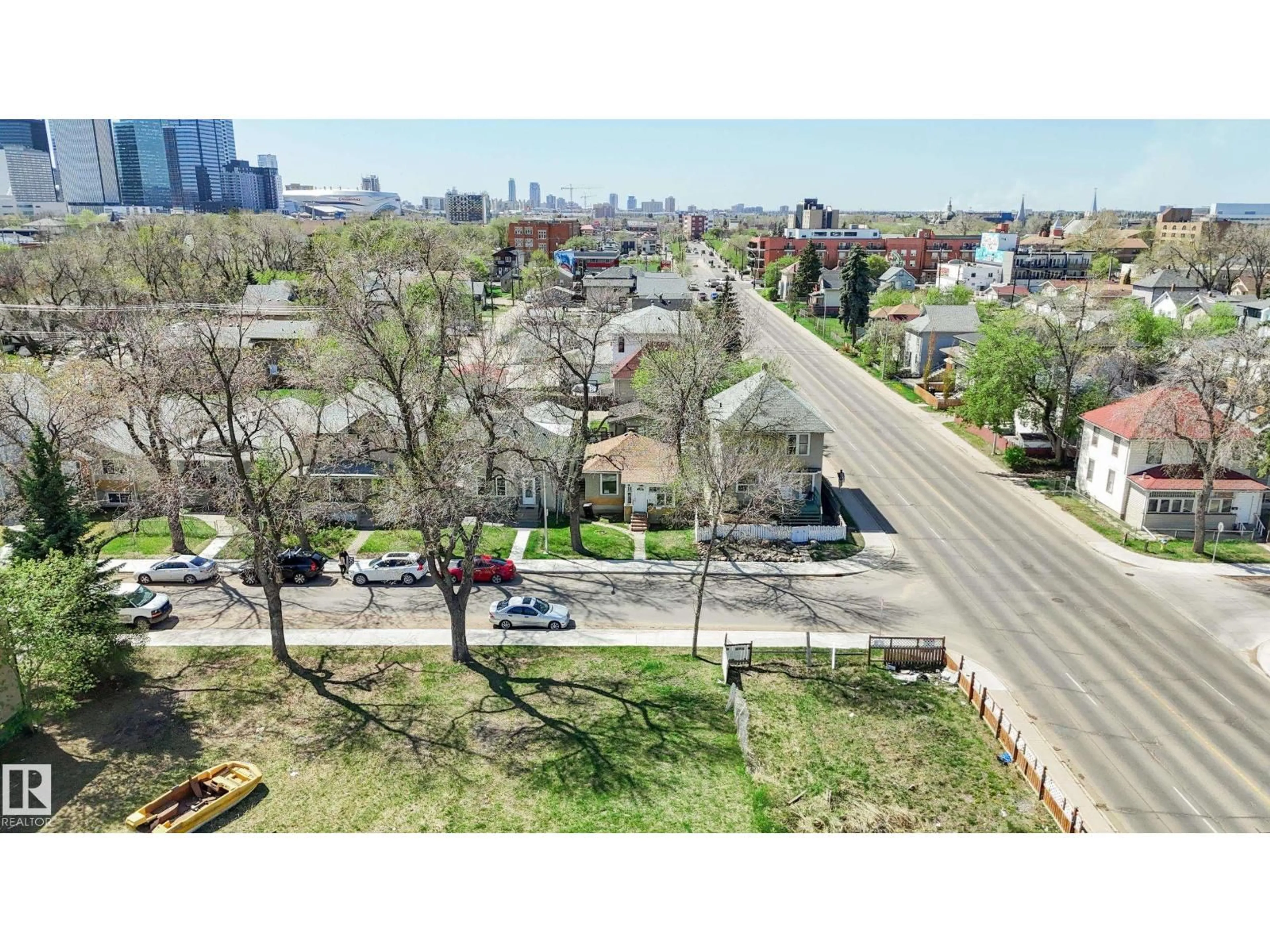 A pic from outside/outdoor area/front of a property/back of a property/a pic from drone, city buildings view from balcony for 10730 93 ST, Edmonton Alberta T5H1Y3