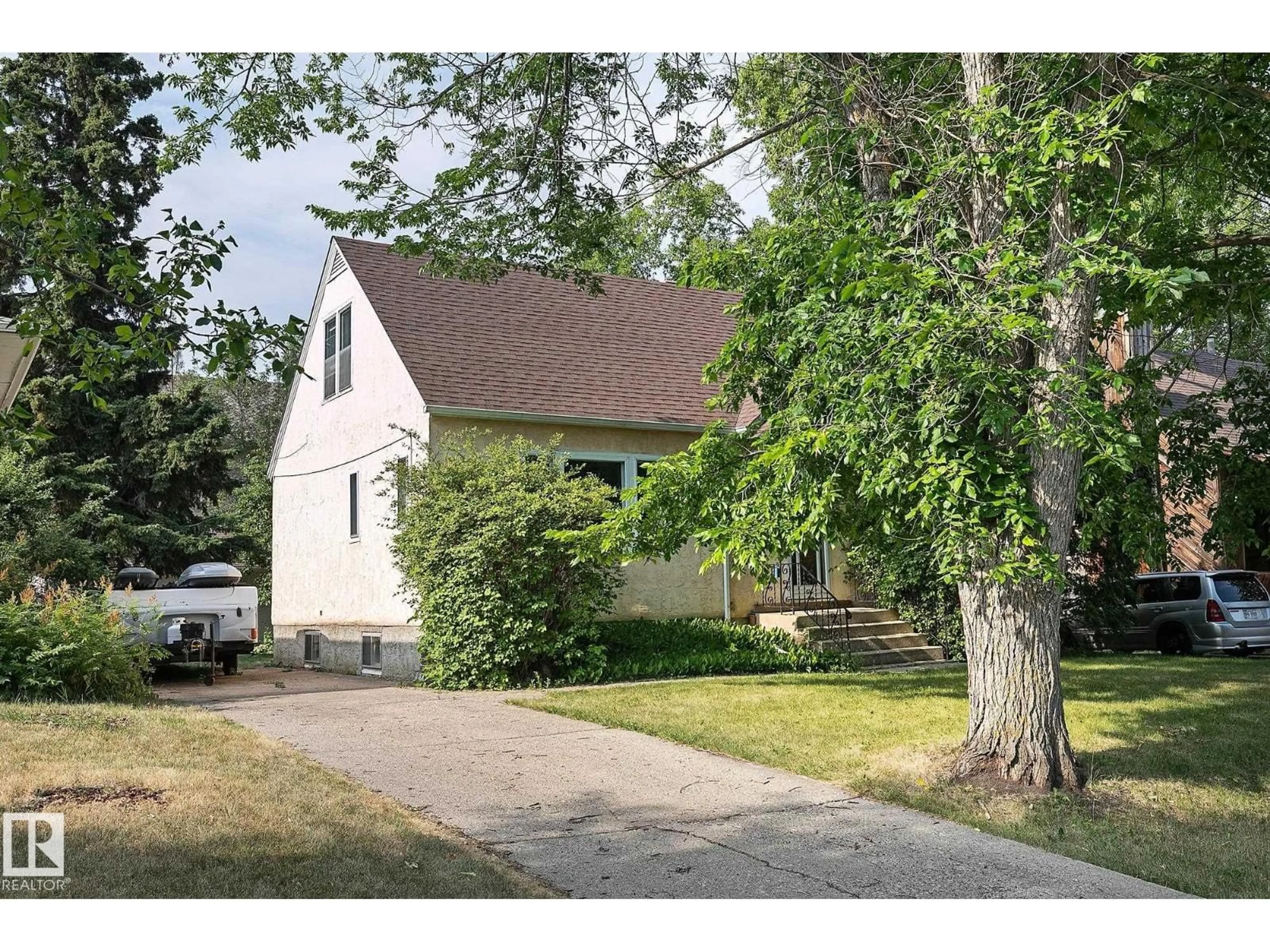 Home with vinyl exterior material, street for 11559 80 AV, Edmonton Alberta T6G0R7