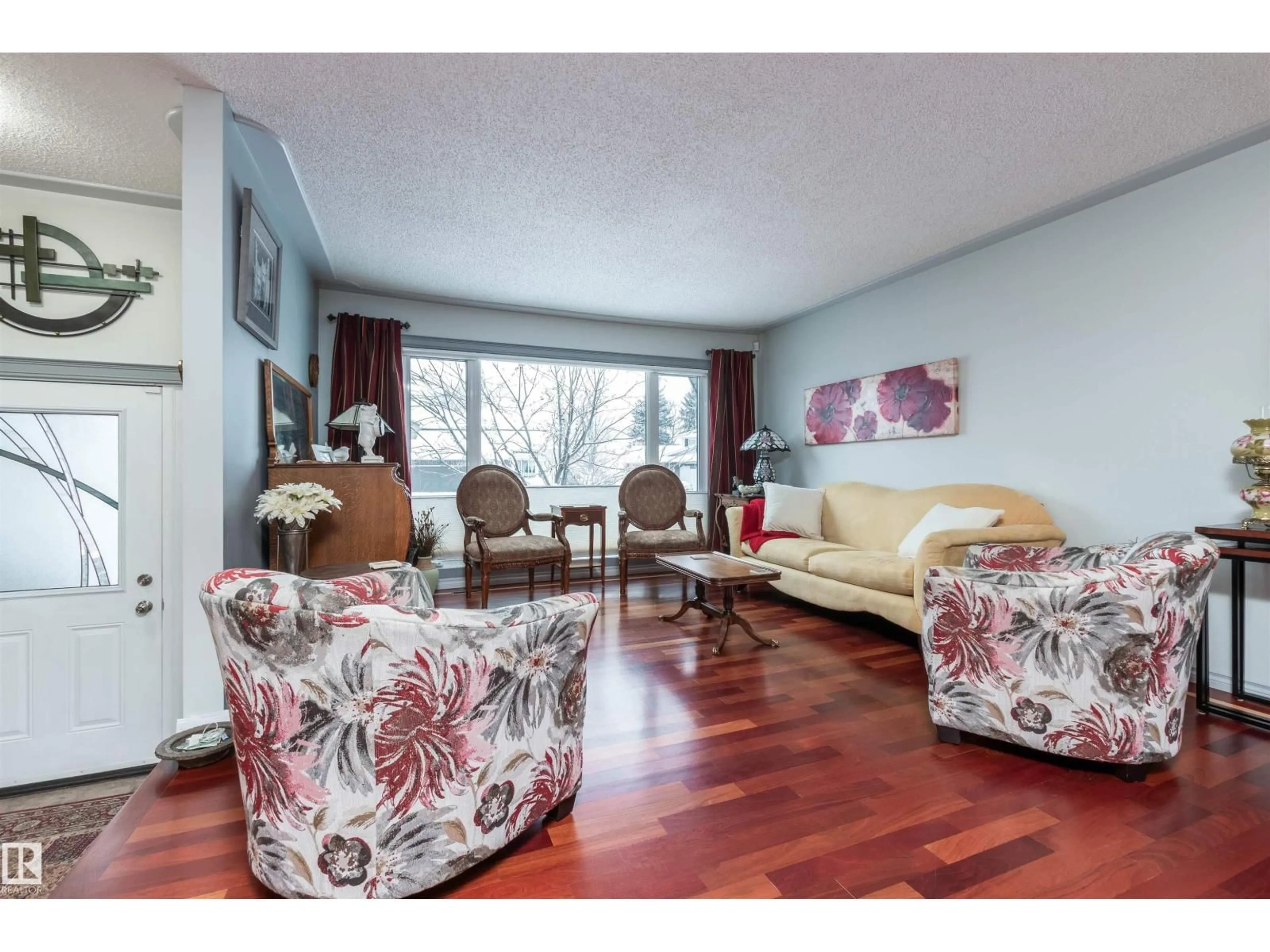 Living room with furniture, wood/laminate floor for 455 VILLAGE SQ, Sherwood Park Alberta T8A4K2