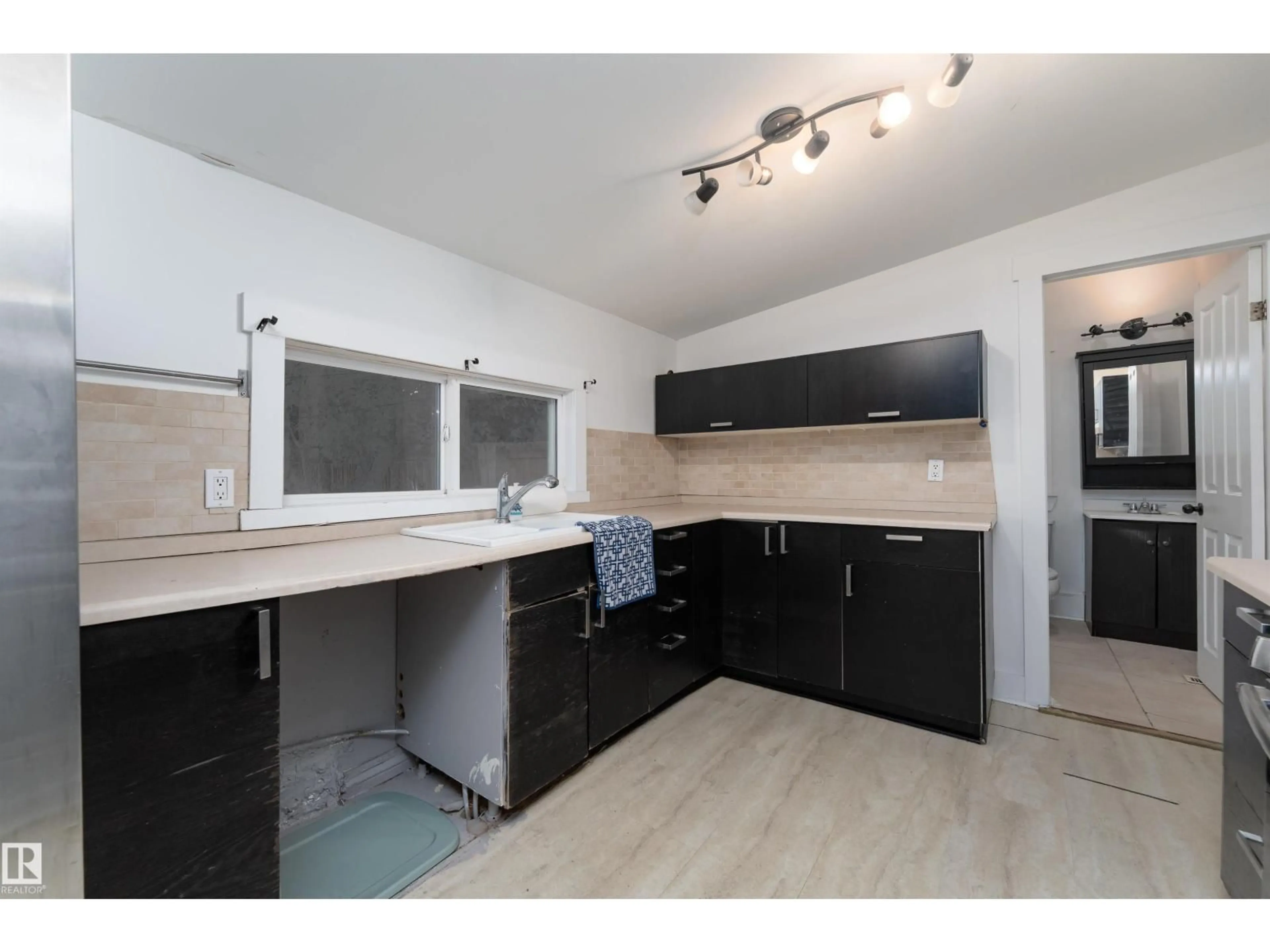 Standard kitchen, unknown for NW - 12018 95 ST, Edmonton Alberta T5G1M7
