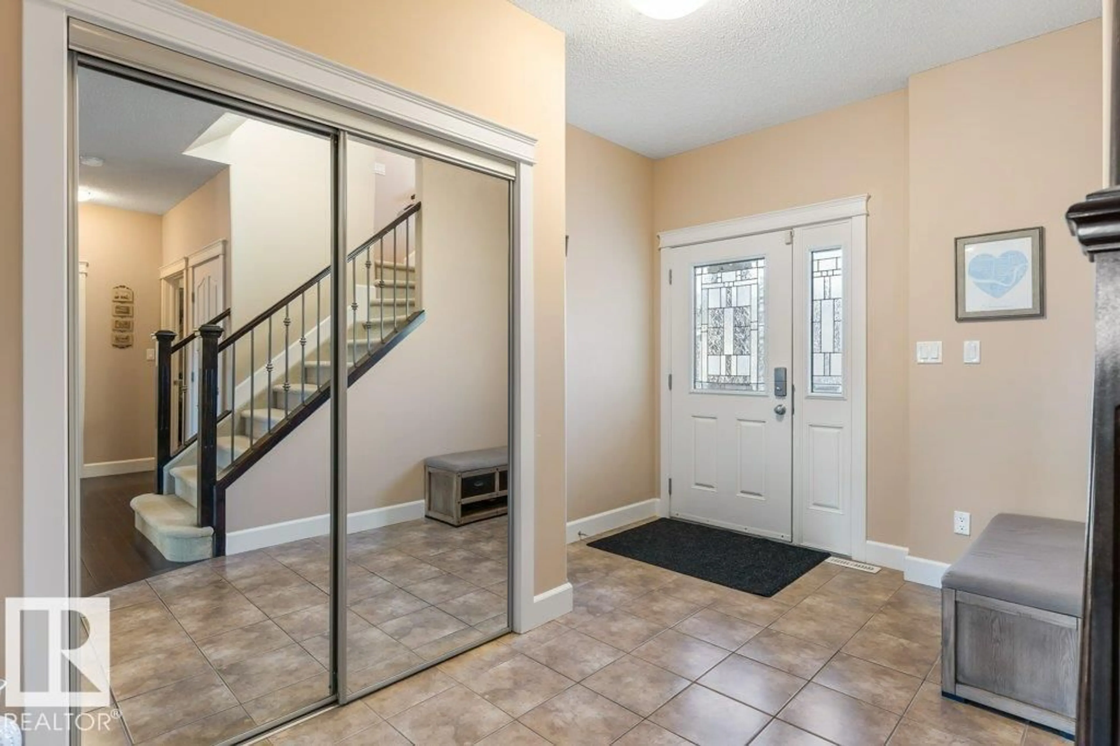 Indoor entryway for 1182 HAYS DR, Edmonton Alberta T6M0M3