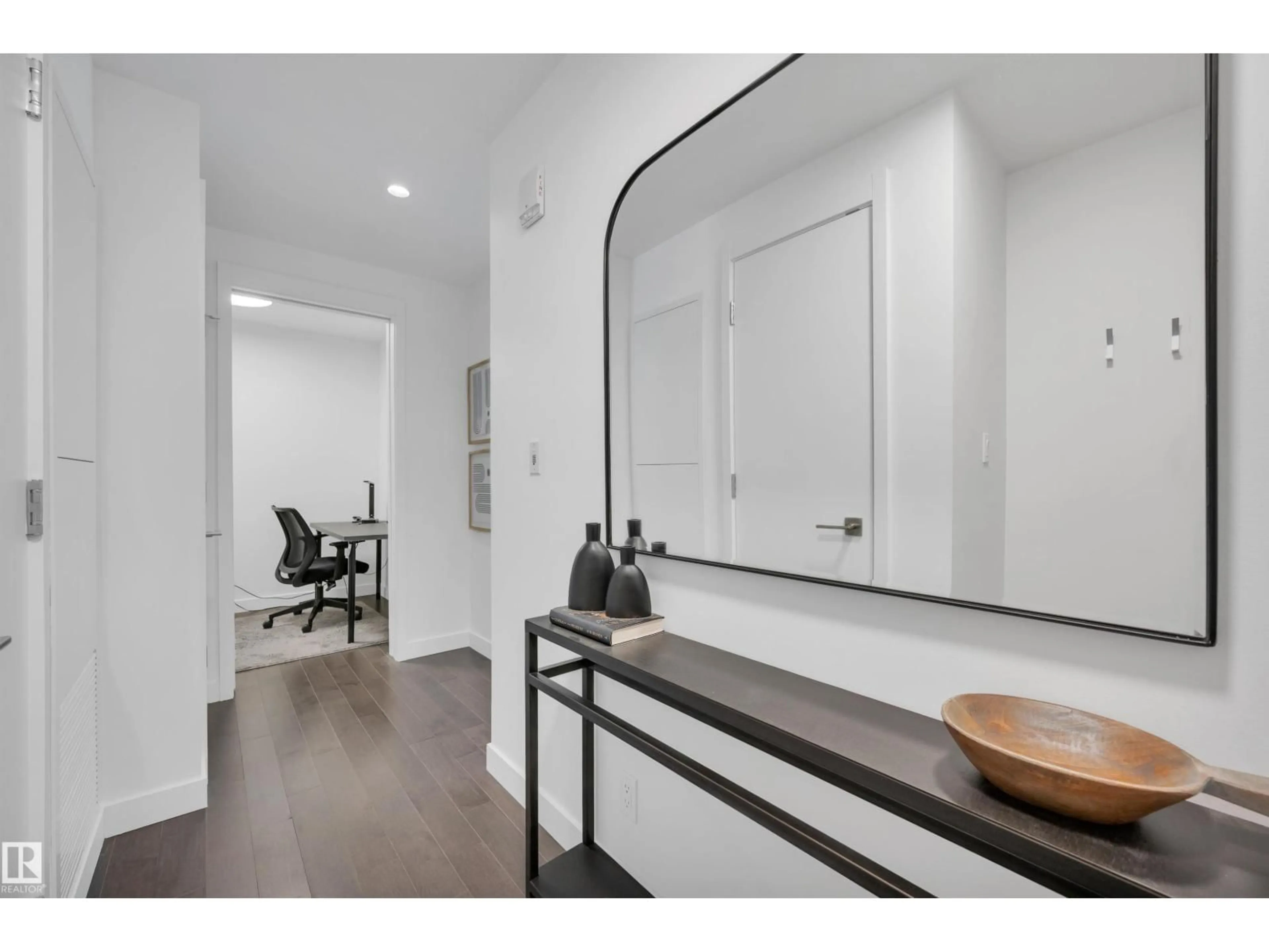 Indoor entryway for 10360 - 2711 102 ST, Edmonton Alberta T5J0K6