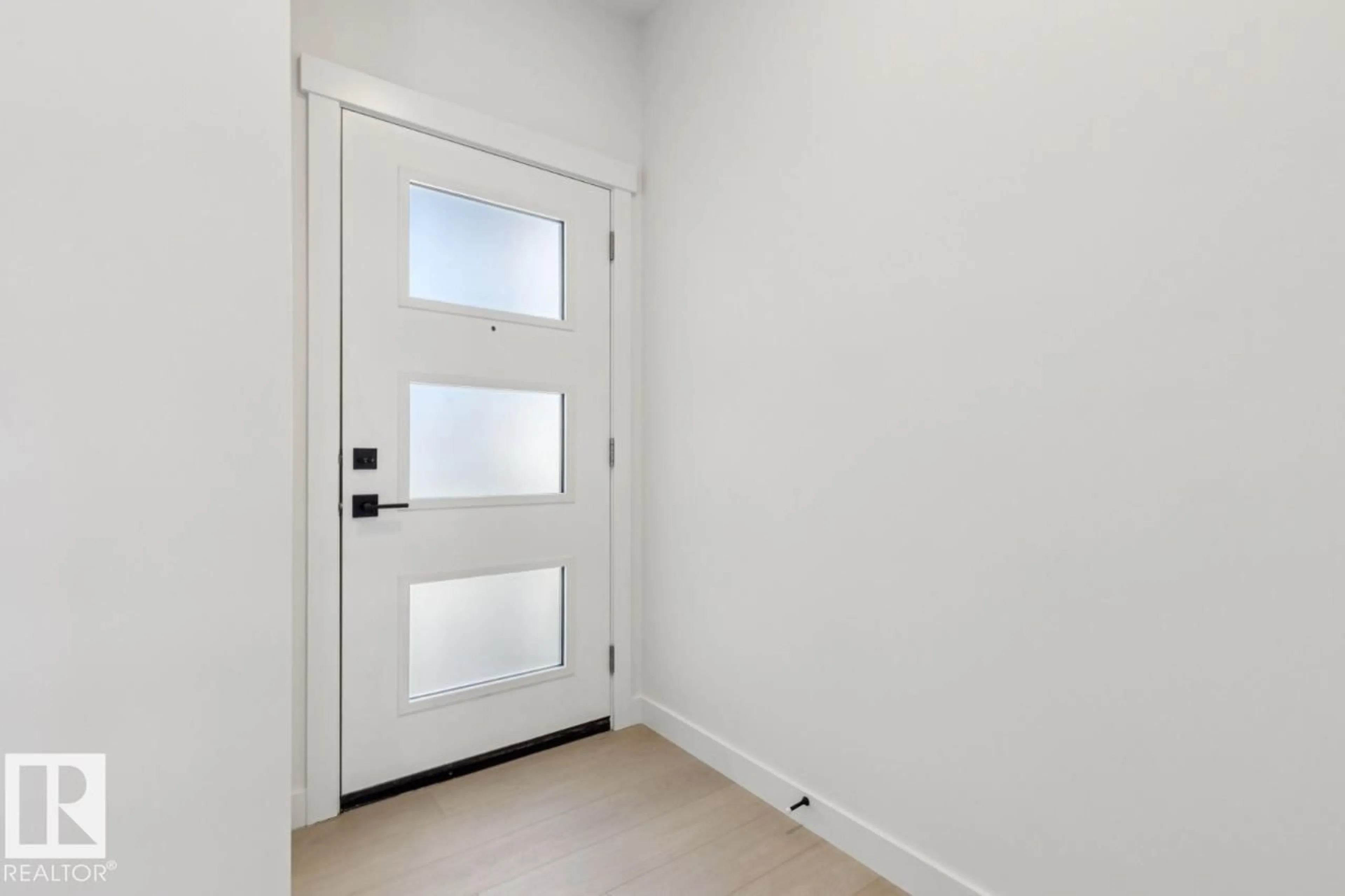 Indoor entryway for 1519 GRANT WY, Edmonton Alberta T5T0W2