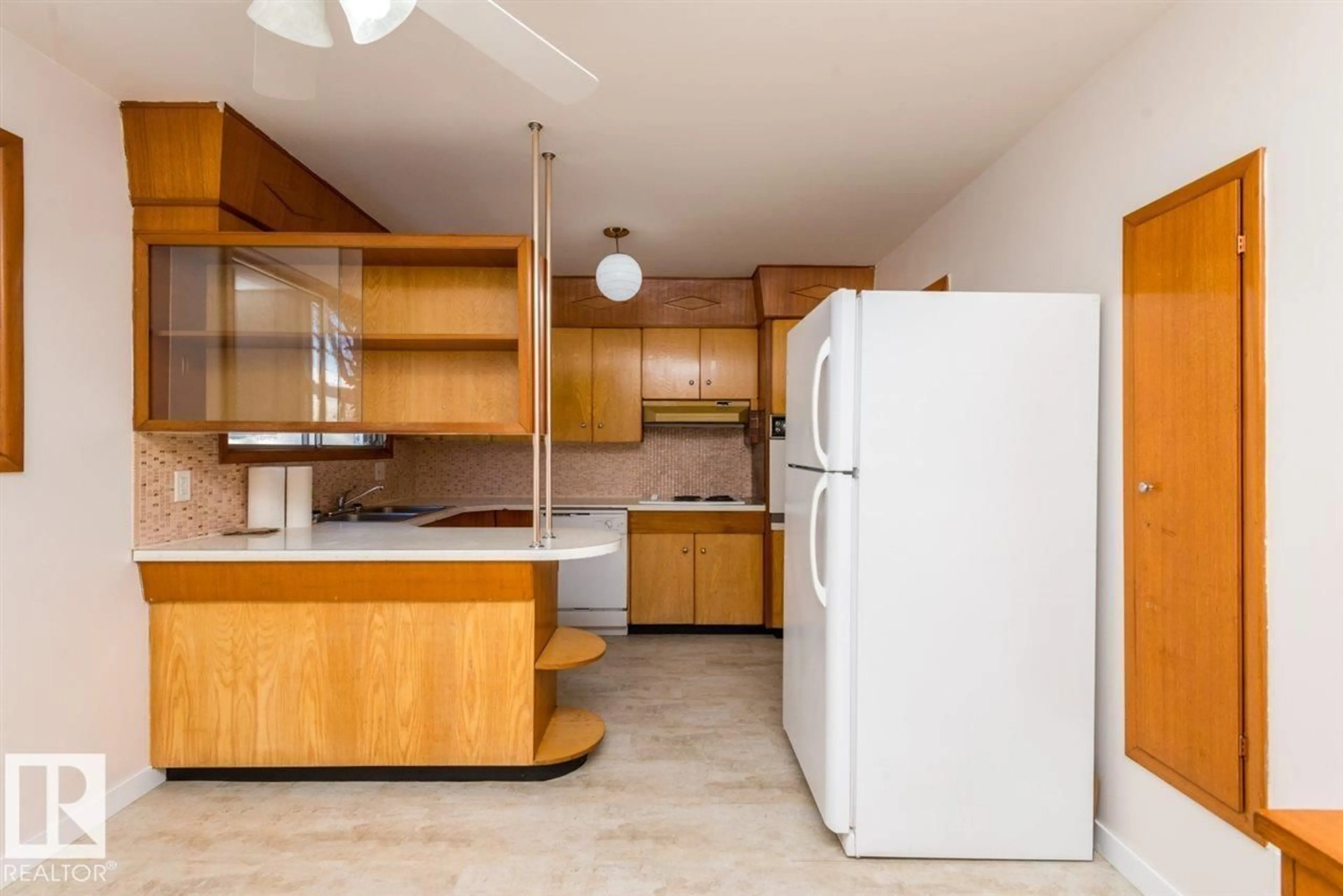 Standard kitchen, unknown for 9850 81 AV, Edmonton Alberta T6E1W4