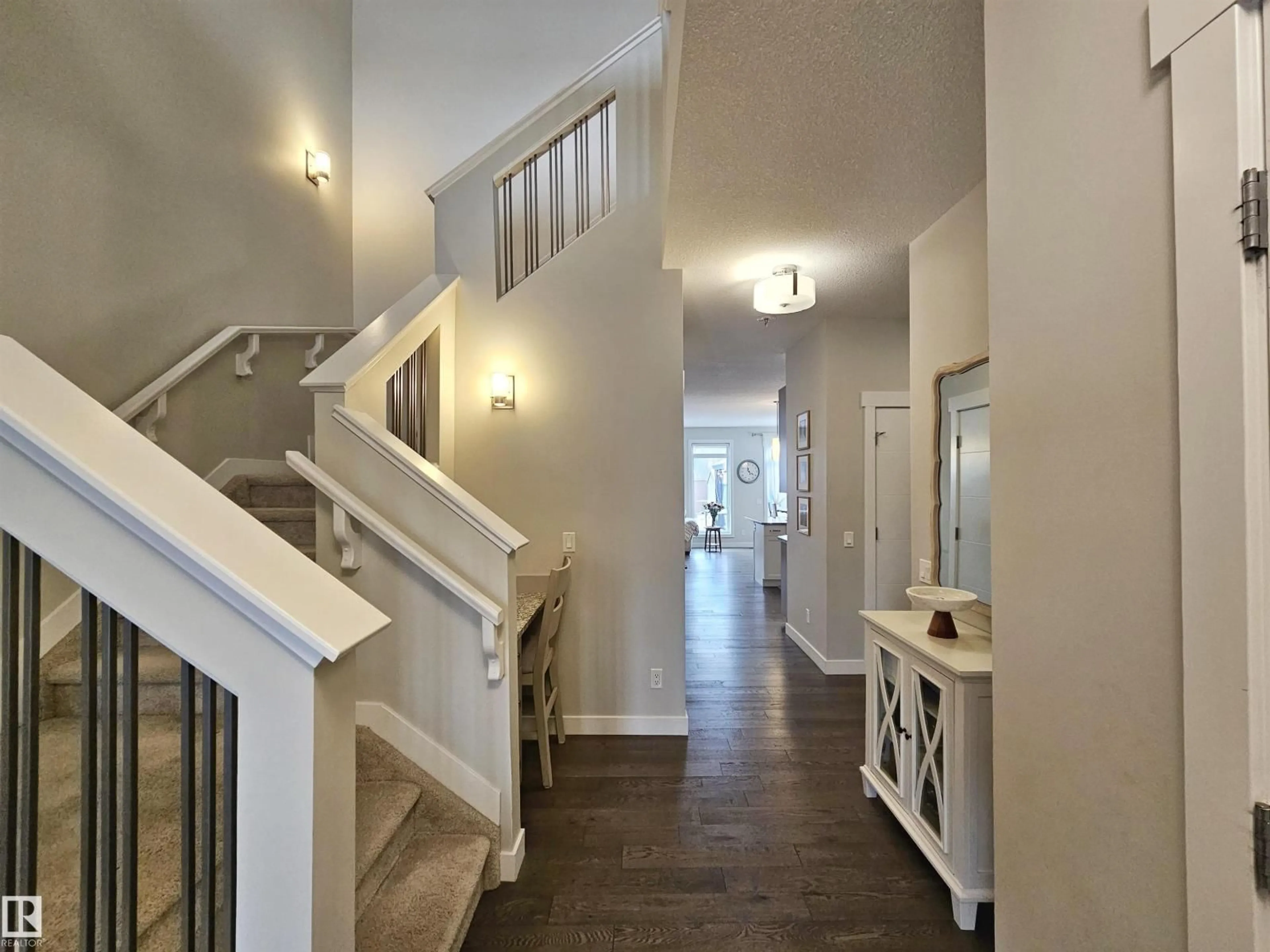 Indoor foyer for 122 JOYAL WY, St. Albert Alberta T8N7V3