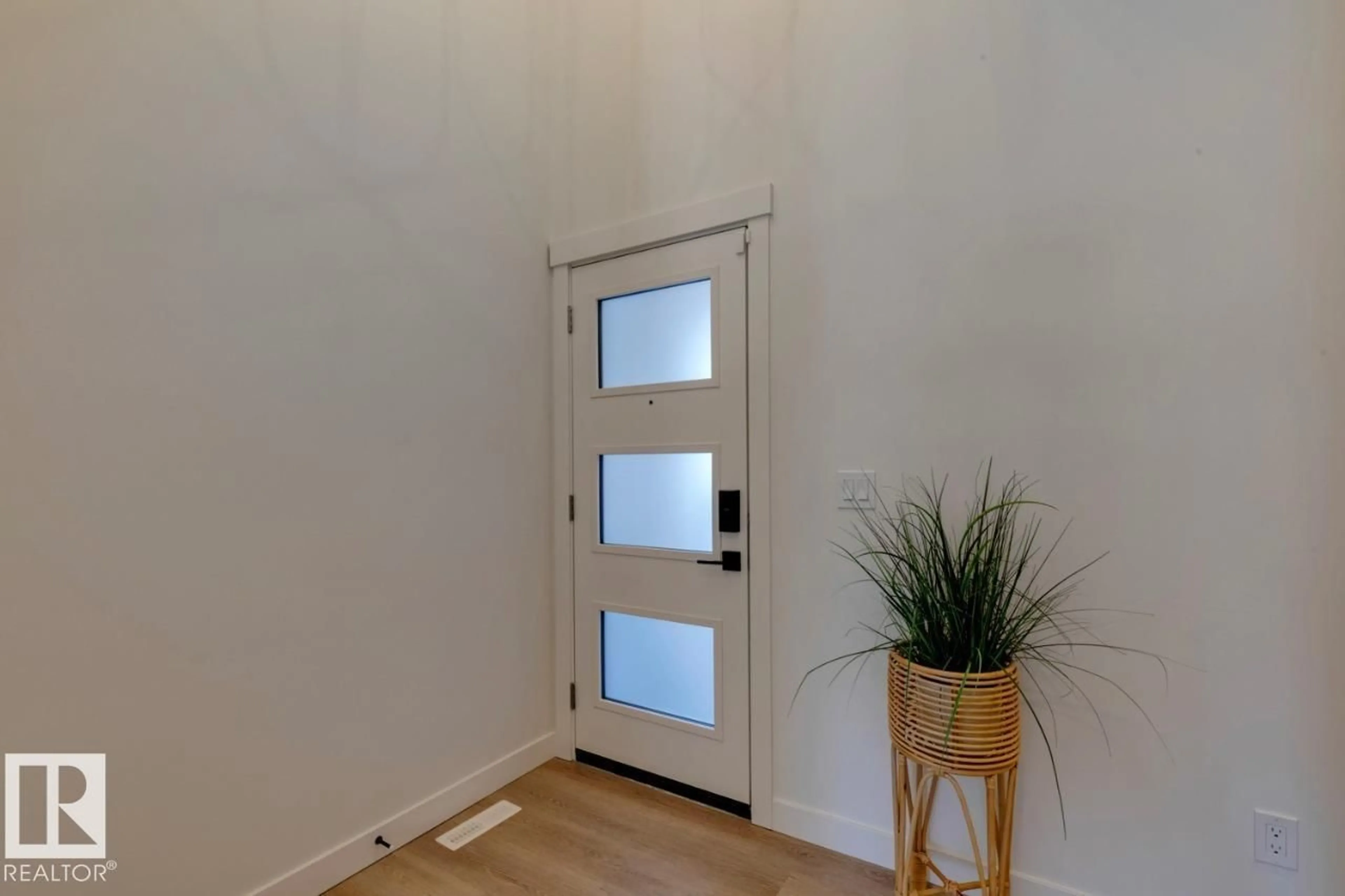 Indoor entryway for 1530 GRANT WY, Edmonton Alberta T5T0W2